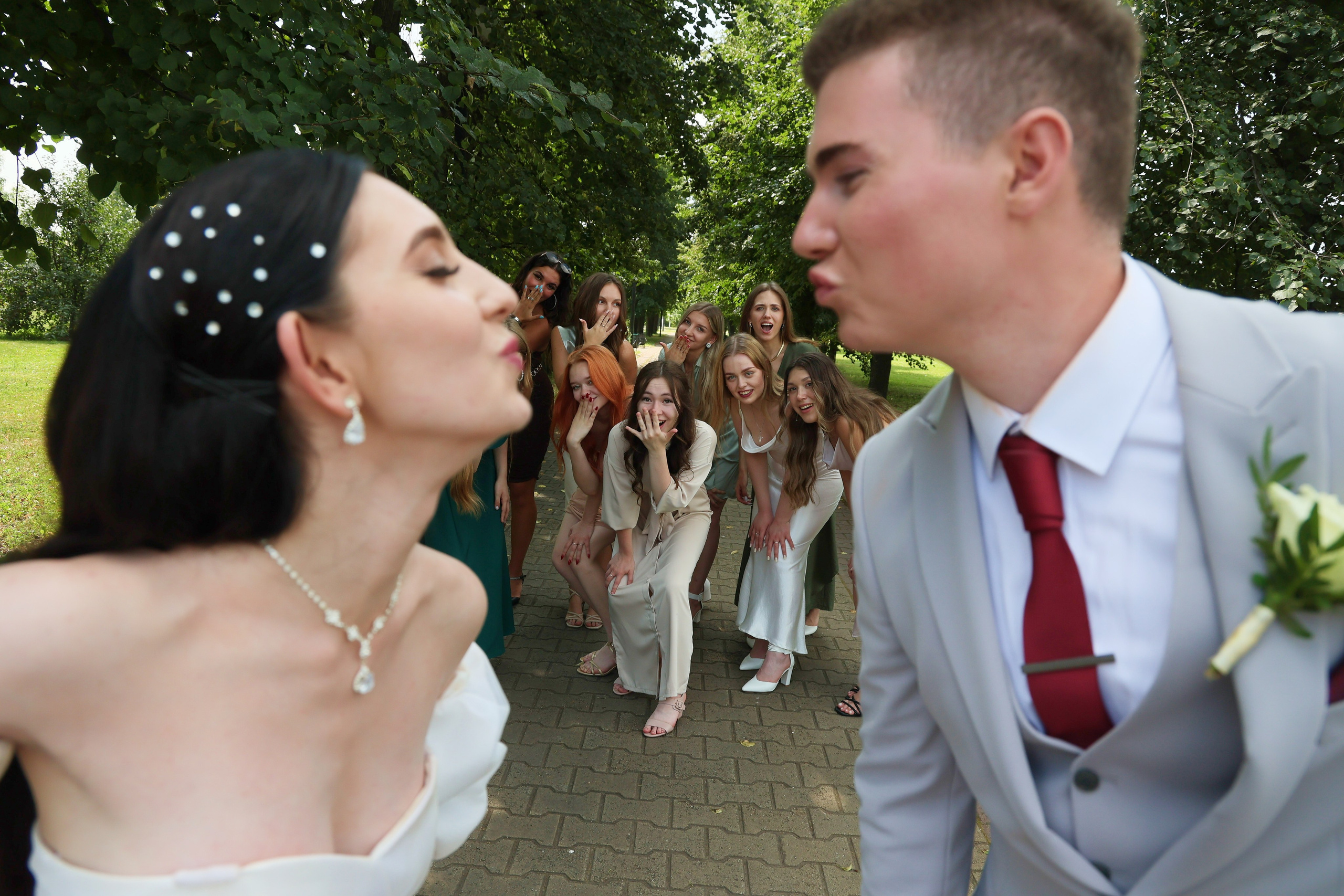 подружки невесты в шоке