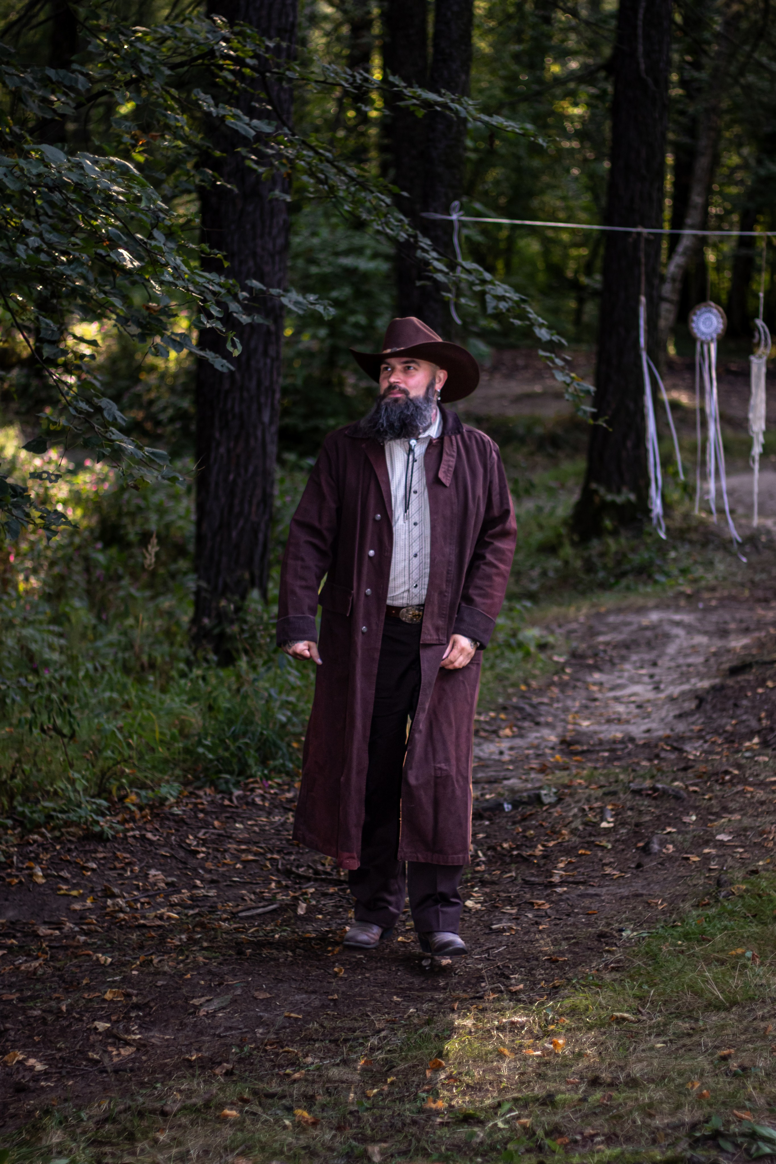 Атмосферная фотосессия мужчины в лесу — естественный свет