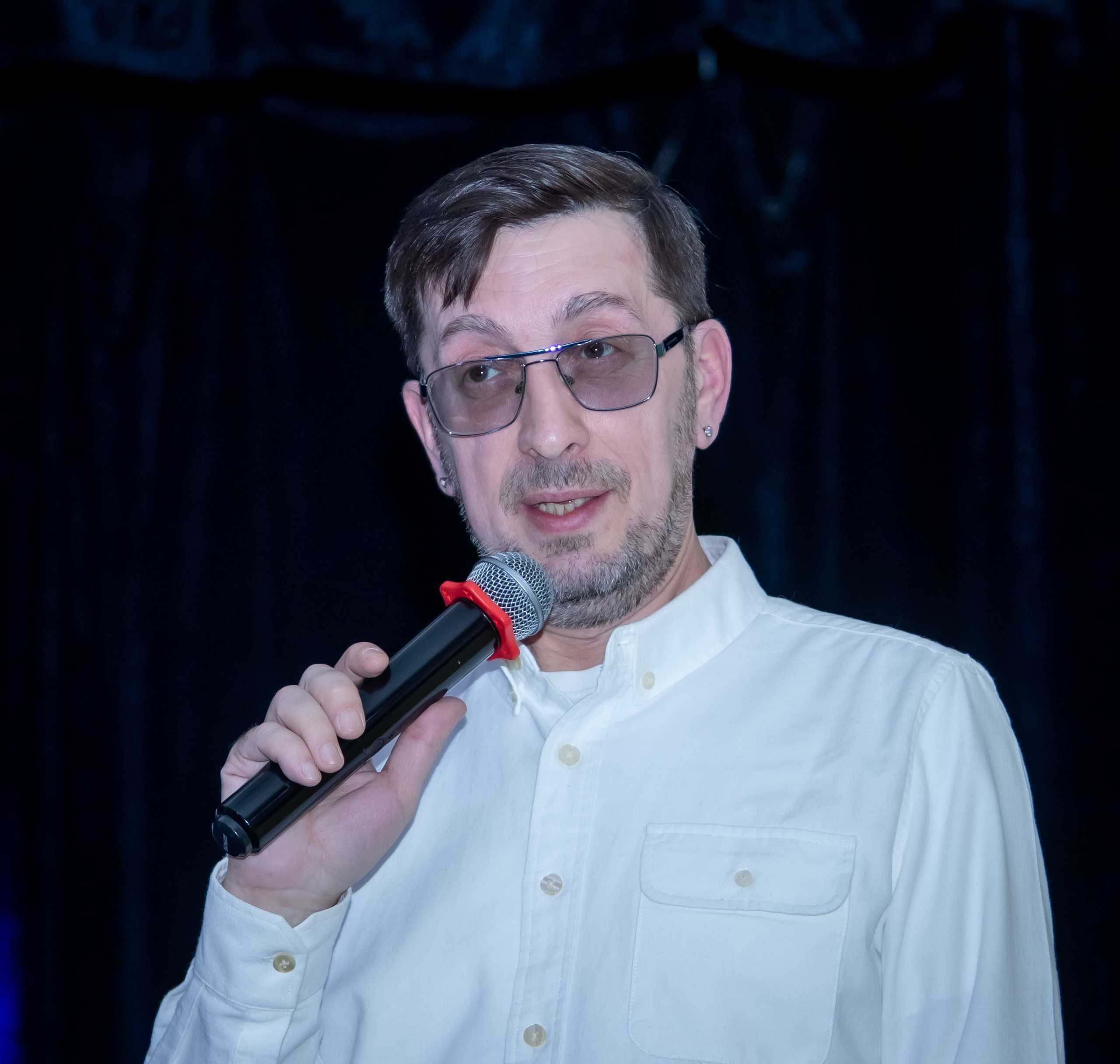 Портрет выступающего артиста с микрофоном на сцене, юбилей Радио «Птица» — репортажная съёмка Москва Карасёва Елена