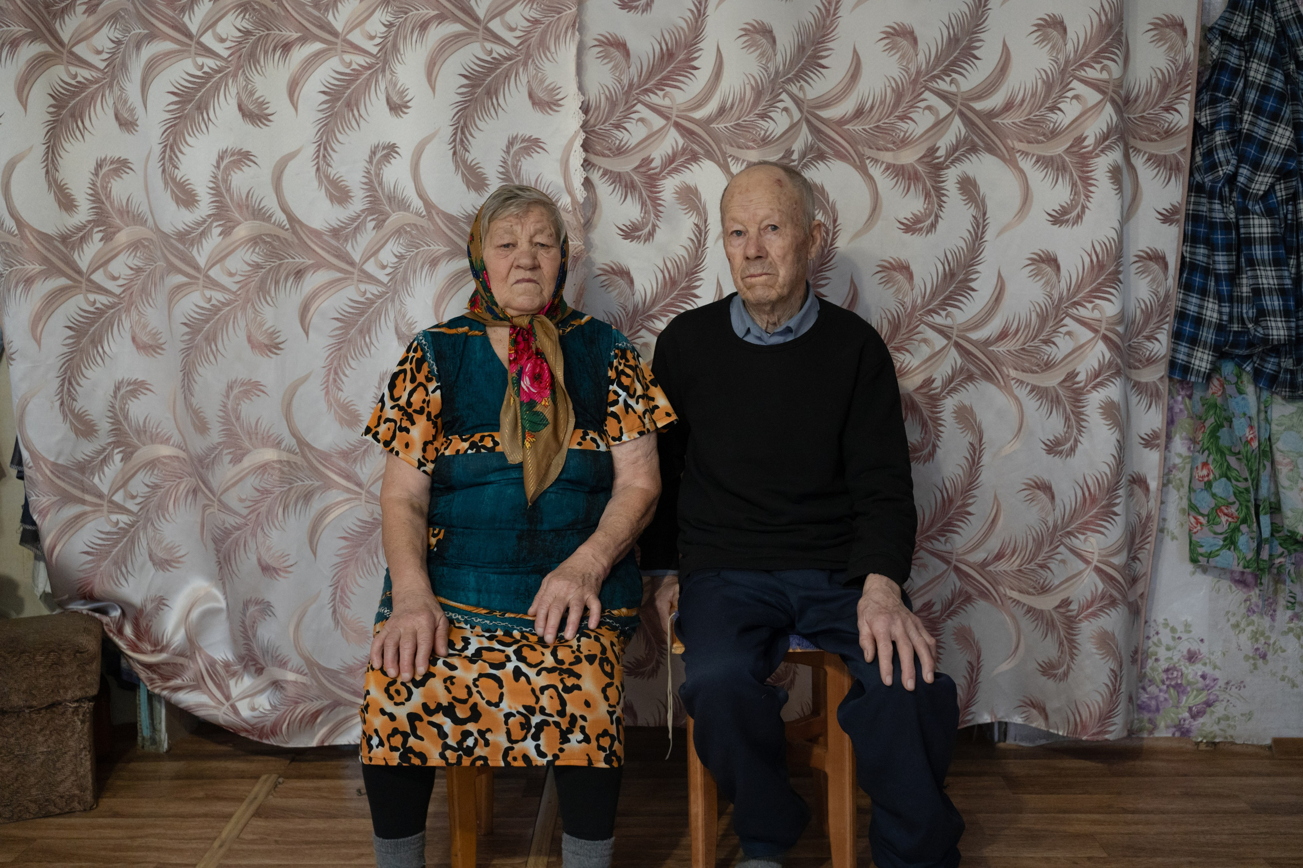 Местные жители поселка Сирмабусь Сергей Савкович Елин и Зинаида Савельевна Елина в комнате своего дома. Поселок Сирмабусь (находится в составе сельского поселения Староганькино), Самарская область, декабрь 2023 год.