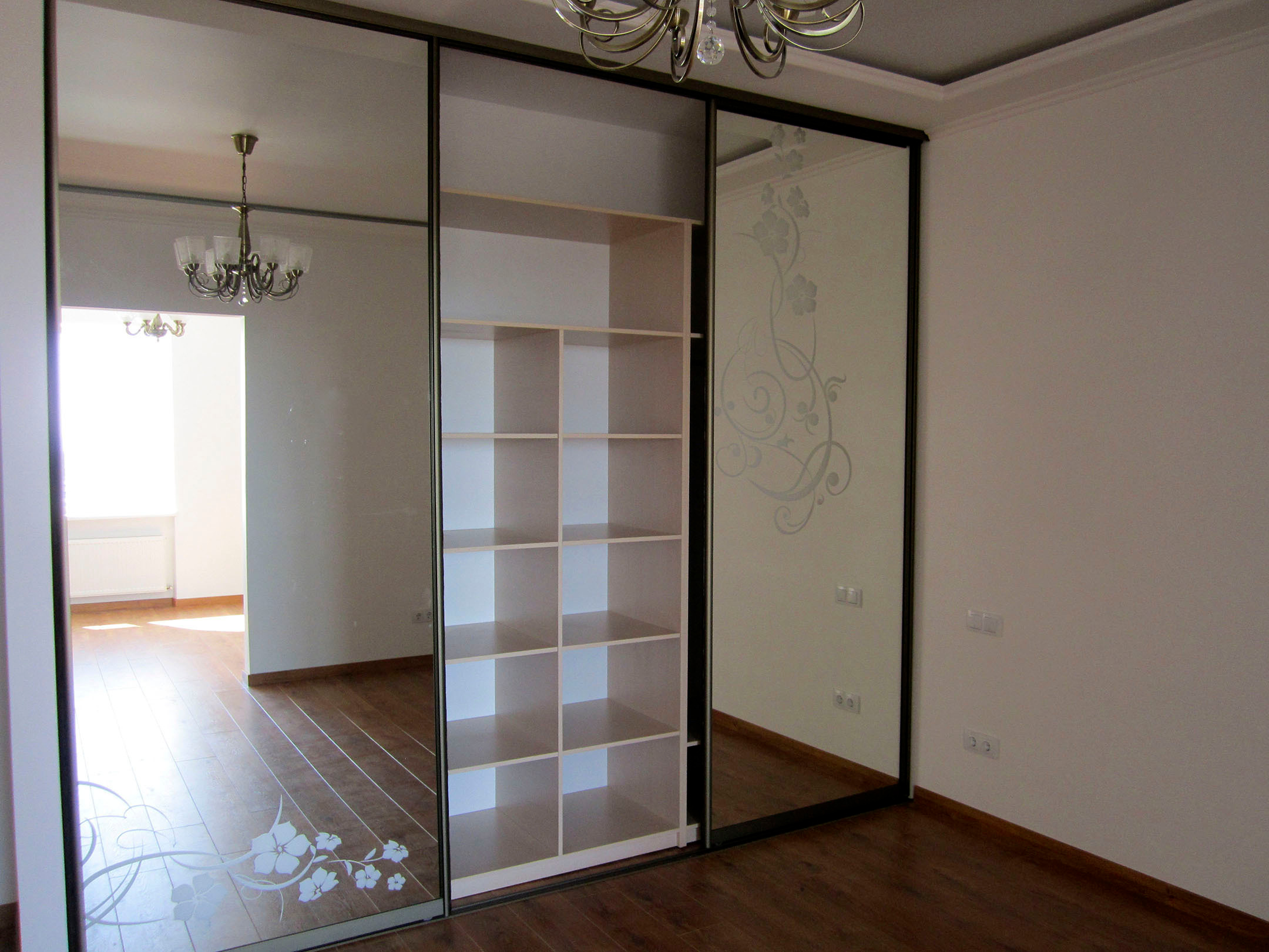 Шкафы, гардеробные и прихожие на заказ в Евпатории. Мебель на заказ в Евпатории