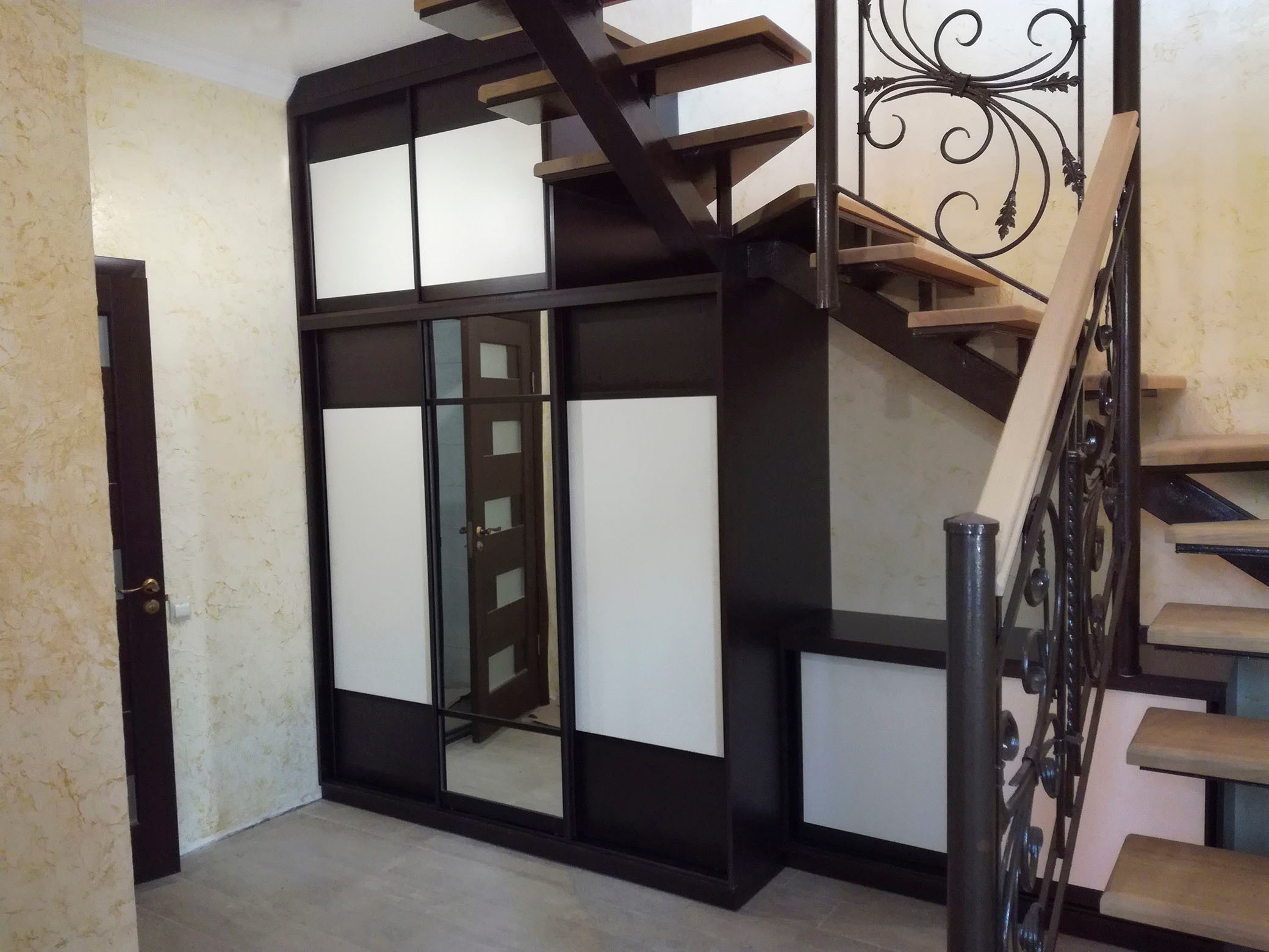 Шкафы, гардеробные и прихожие на заказ в Евпатории. Мебель на заказ в Евпатории