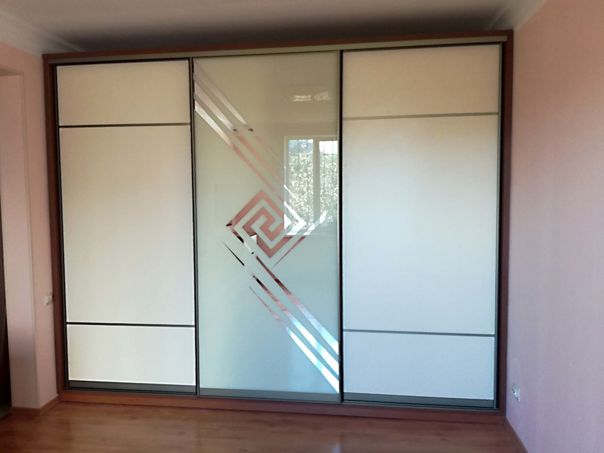 Шкафы, гардеробные и прихожие на заказ в Евпатории. Мебель на заказ в Евпатории