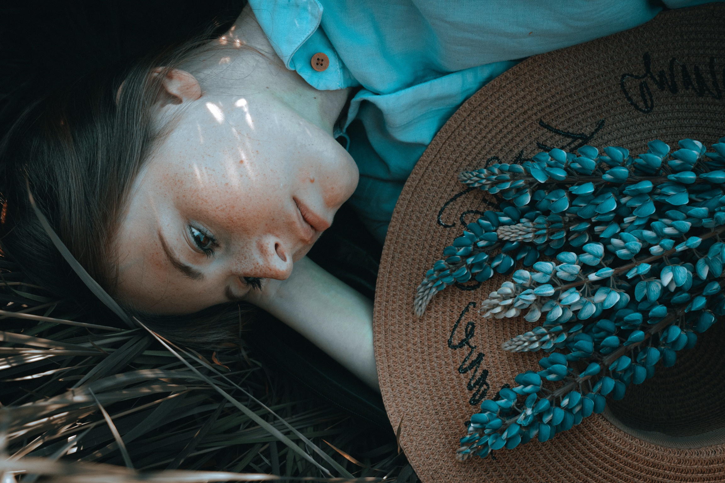 Саша и люпины. Портретный фотограф Москва