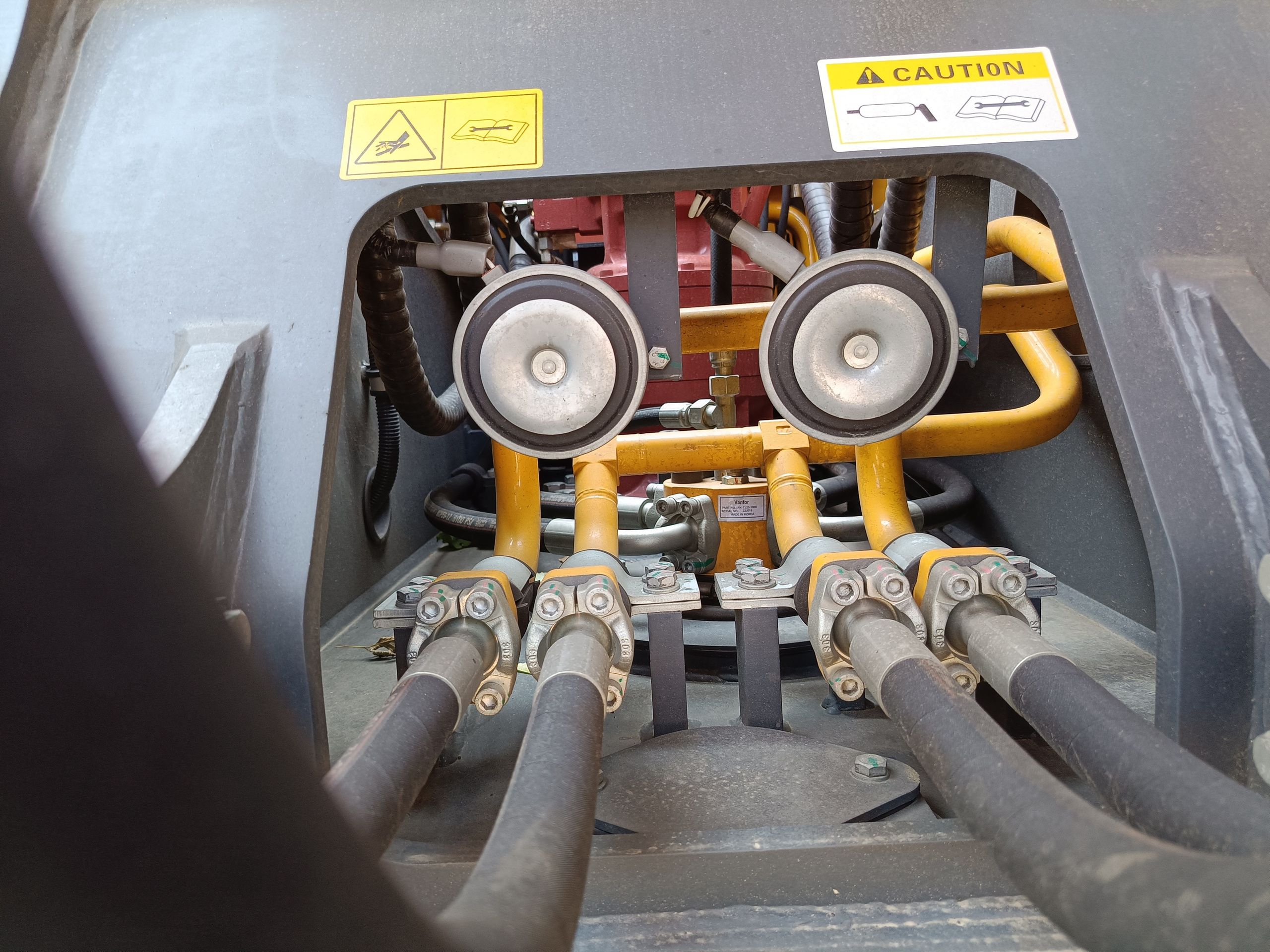 Фото гус. экс. Beezone В210EW. Продажа и обслуживание грузовой техники и спецтехники в г. Новосибирск компания СТИ