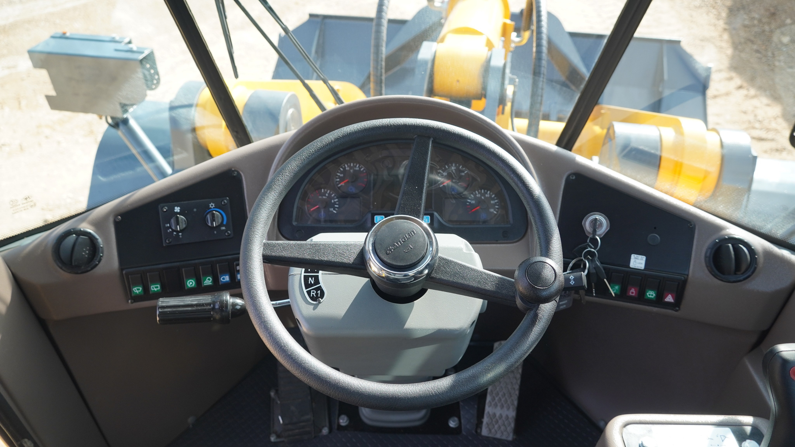 Фото фронт.погр. 956. Продажа и обслуживание грузовой техники и спецтехники в г. Новосибирск компания СТИ