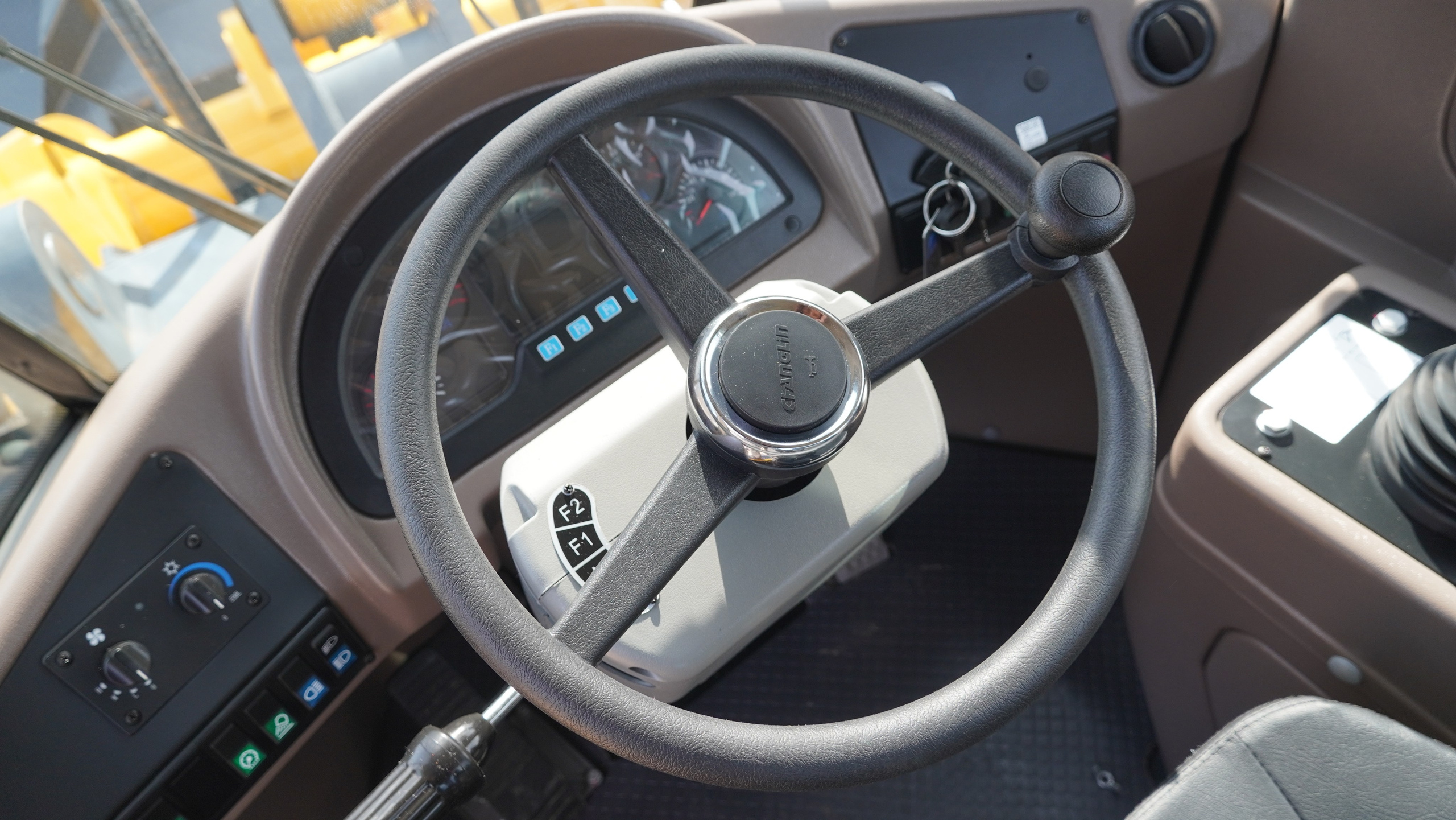 Фото фронт.погр. 956. Продажа и обслуживание грузовой техники и спецтехники в г. Новосибирск компания СТИ