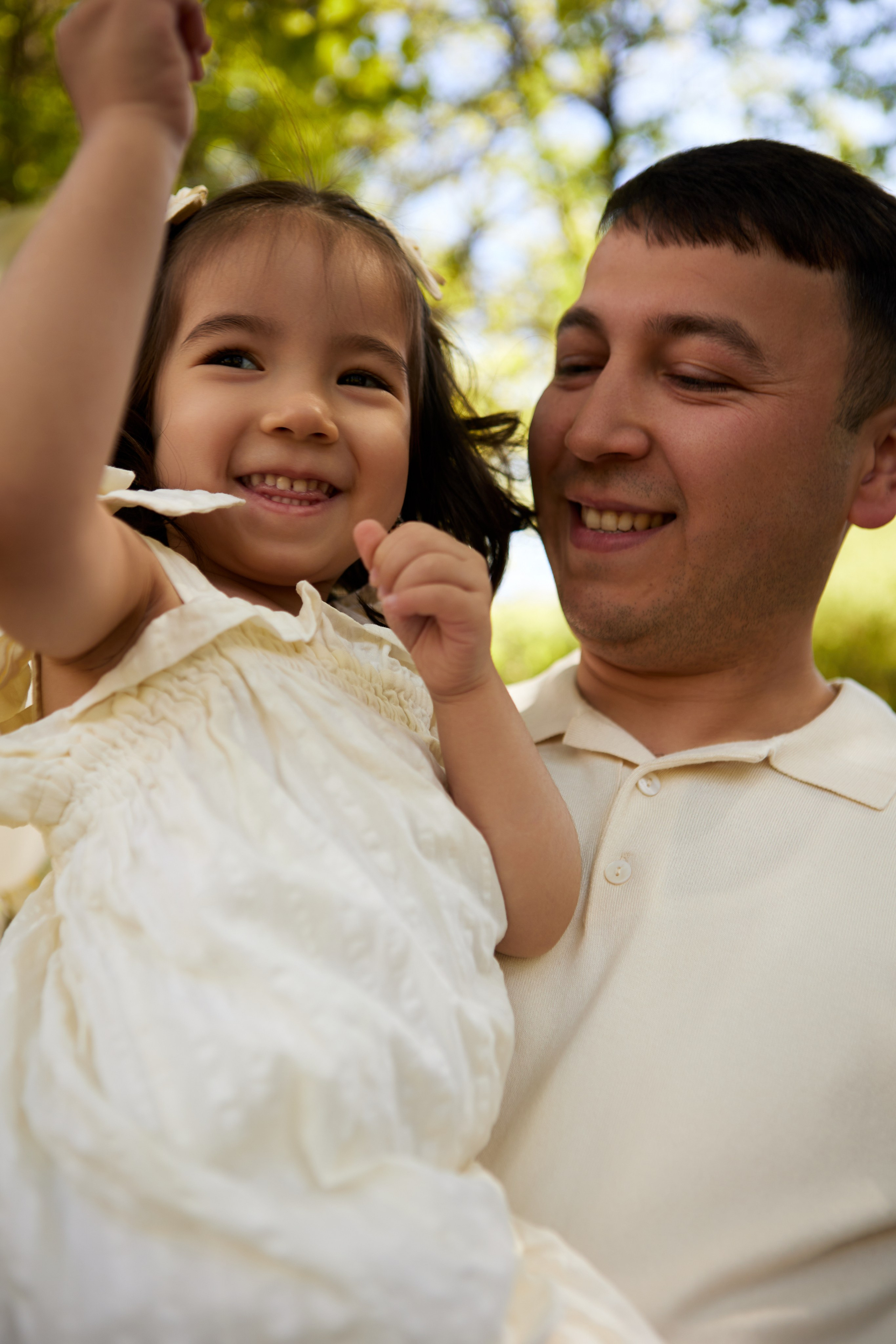 Родители с ребенком на гендерпати, наслаждаясь моментом