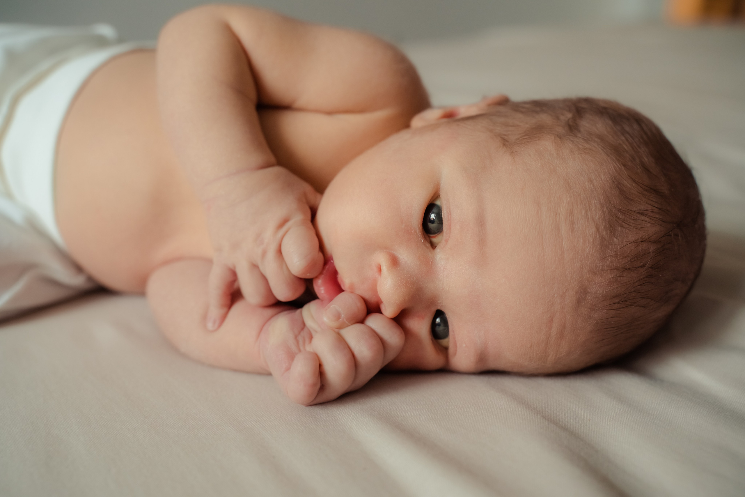 Фотосъемка новорожденного в минималистичном стиле