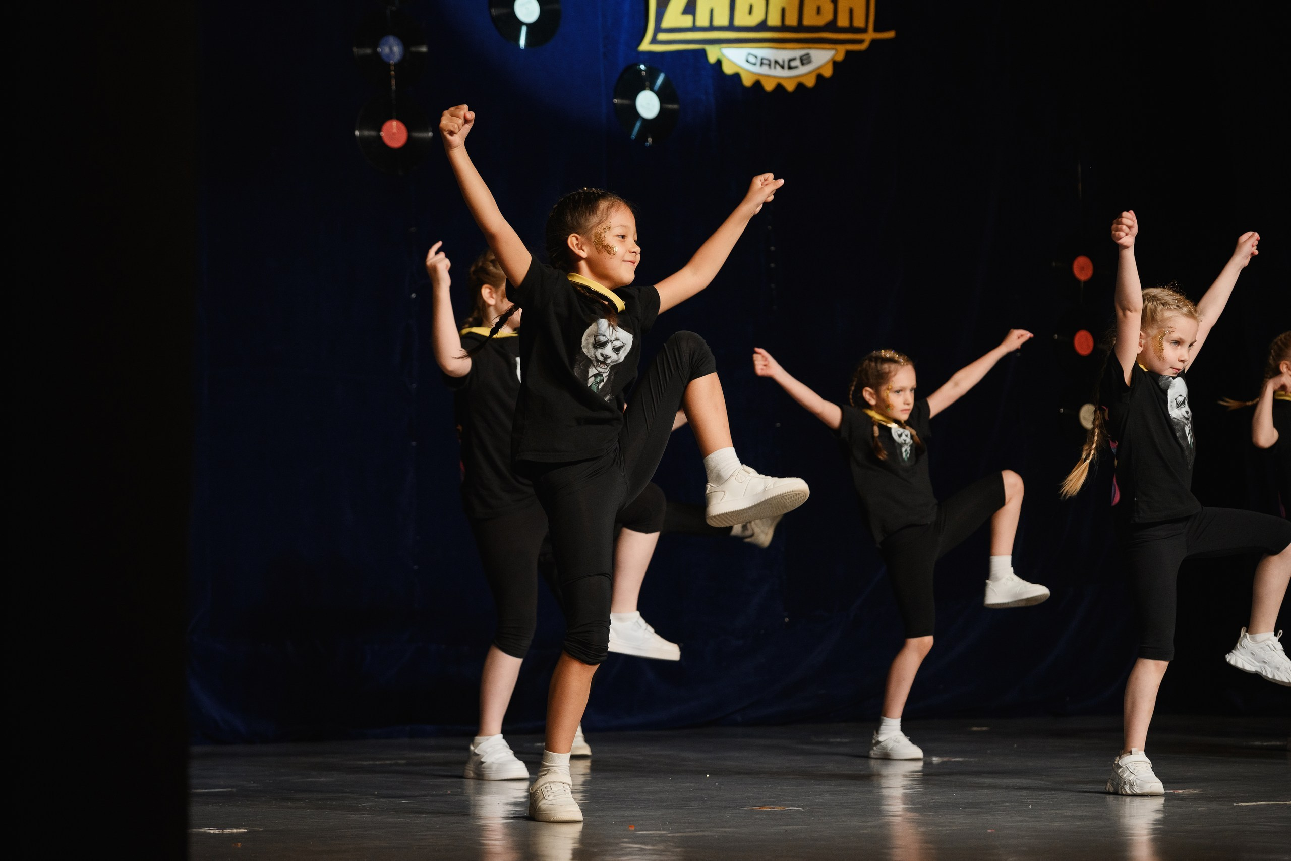 Фотосъемка отчетного концерта по танцам детей в Петропавловске-Камчатском. Яркие и эмоциональные фото детского танцевального концерта в Петропавловске-Камчатском. Профессиональная съемка выступлений детей на сцене в Петропавловске-Камчатском. Красочные и динамичные фото с концерта «Забава» в Петропавловске-Камчатском. Заказать фотосъемку детских мероприятий в Петропавловске-Камчатском.