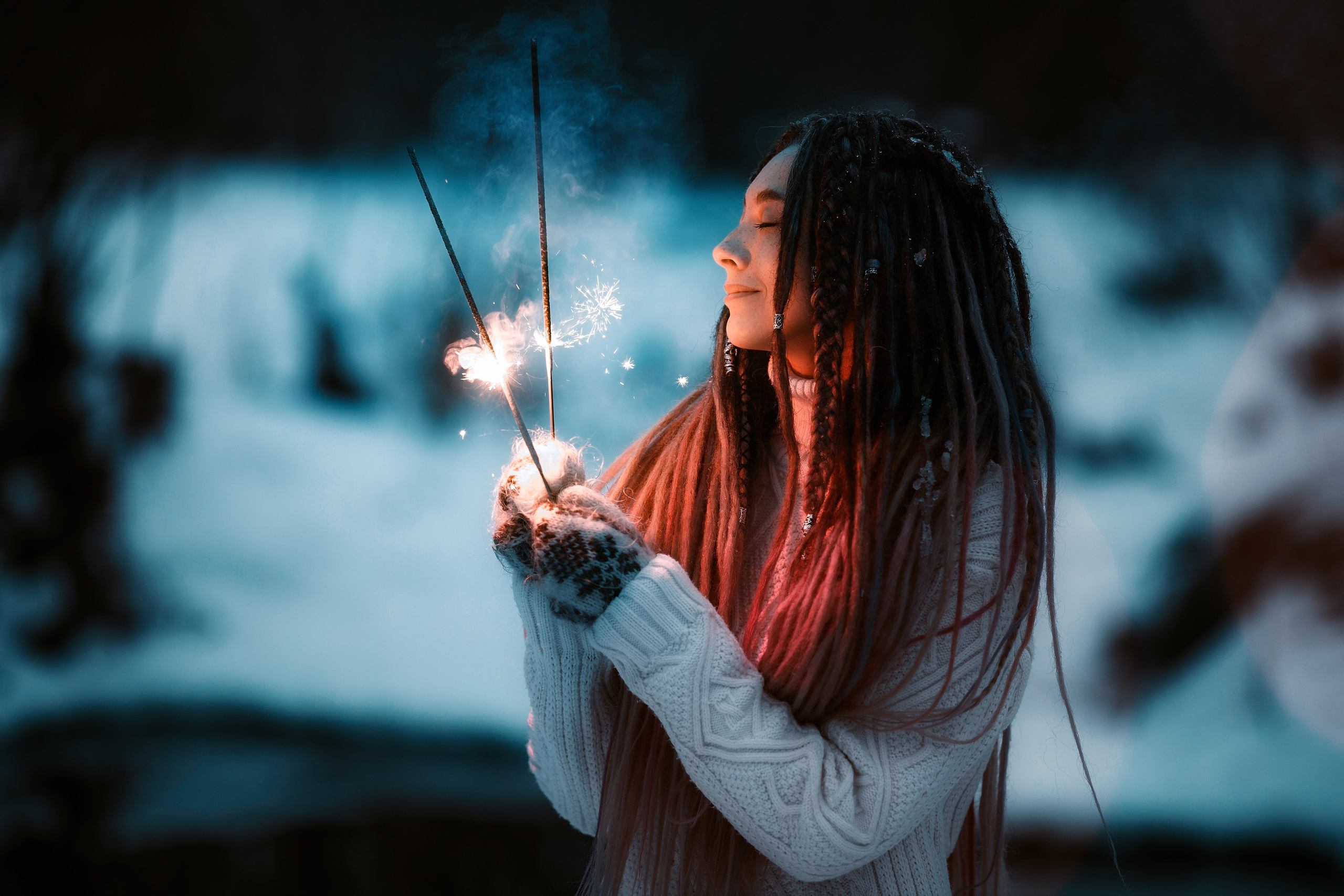 Ночная зимняя фотосессия с бенгальскими огнями во Владивостоке