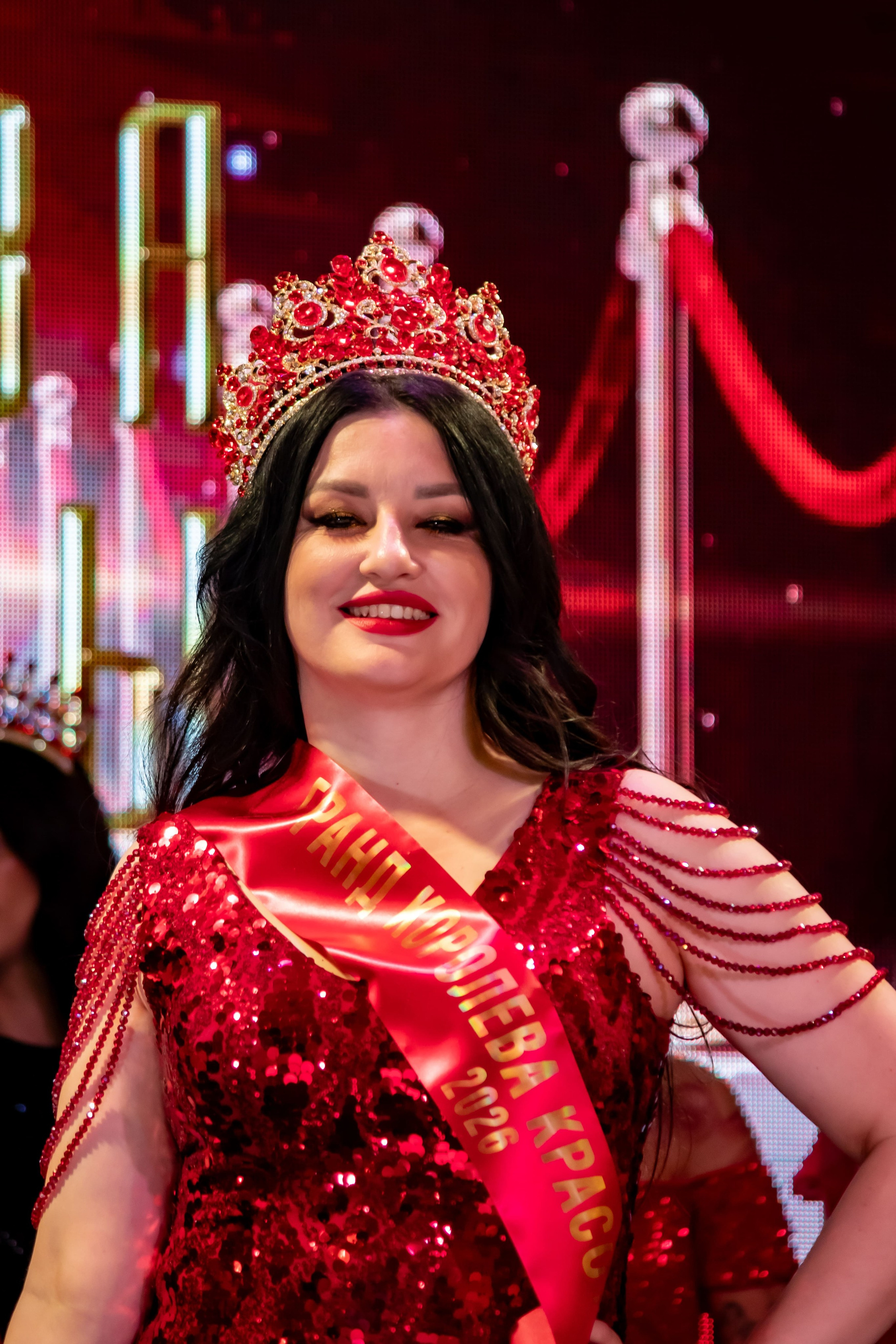 Победительница конкурса «Королева красоты Земля» в короне