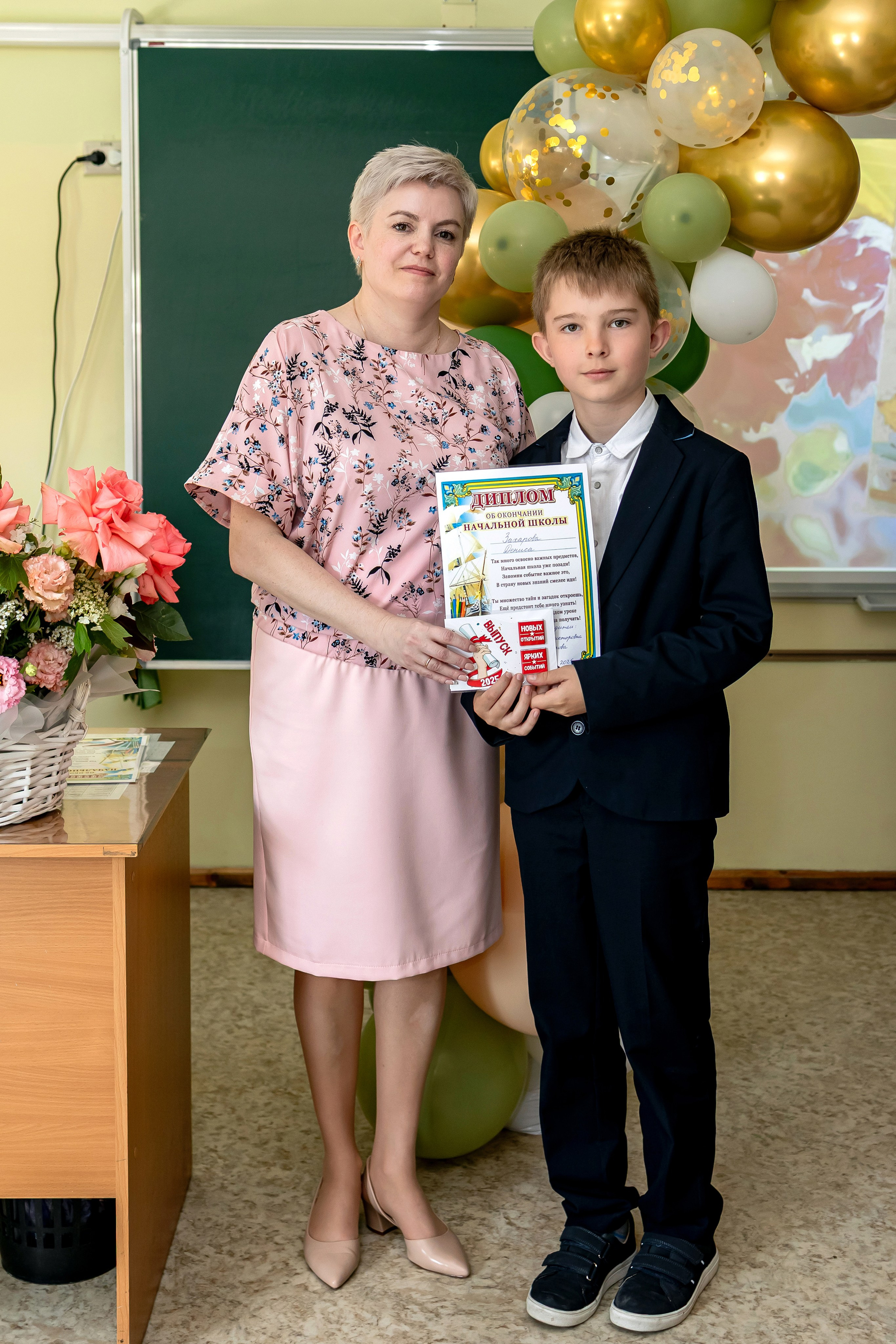 Выпускной в начальной школе в классе. Фотограф и видеограф Москва. Свадебный фотограф, видеограф. Выпускные альбомы. Оживающие альбомы