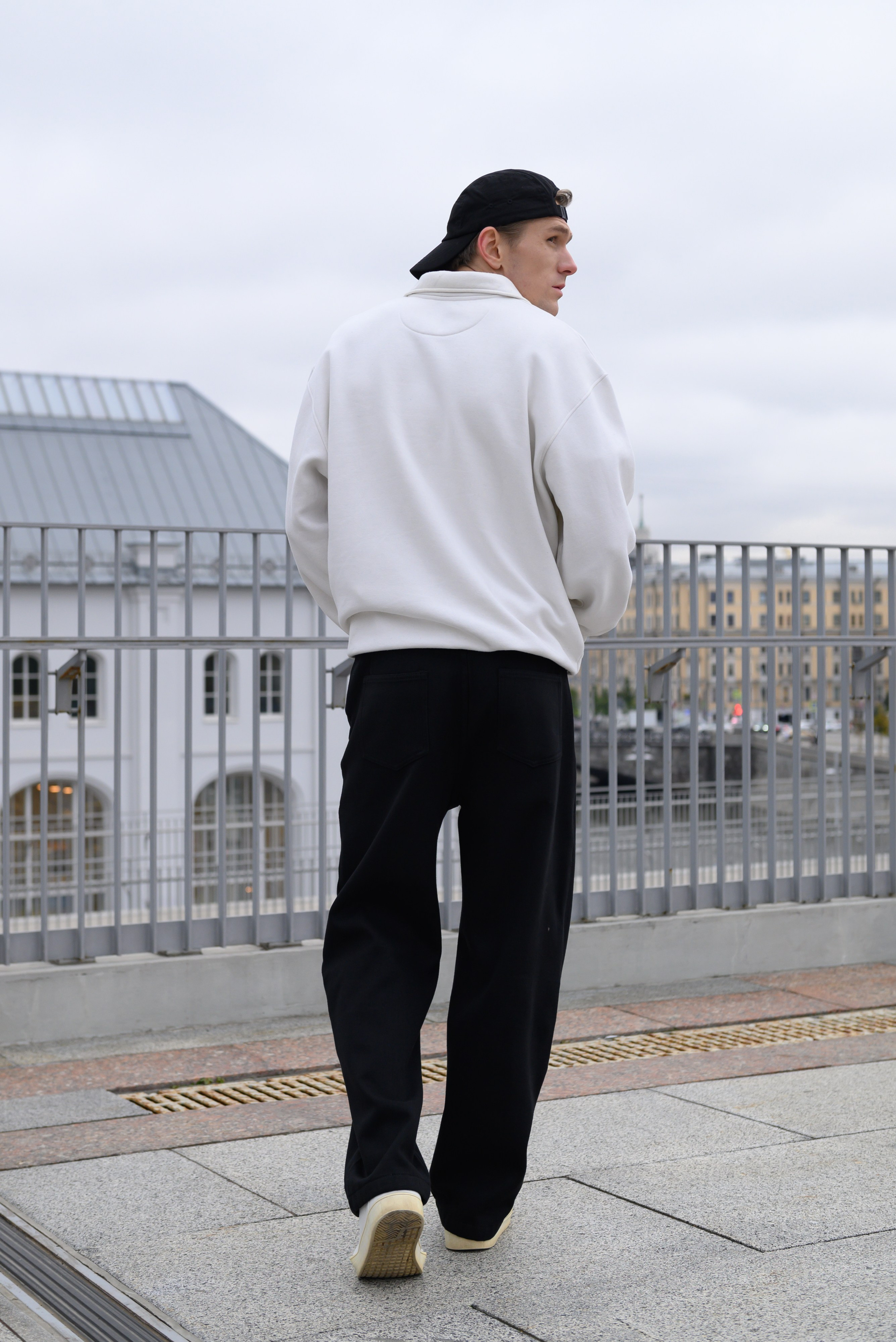 Контент-менеджер WB в магазине мужских джинсов. Фотограф Москва Настя Профотовна. Репортажные, свадебные и контент фотосессии