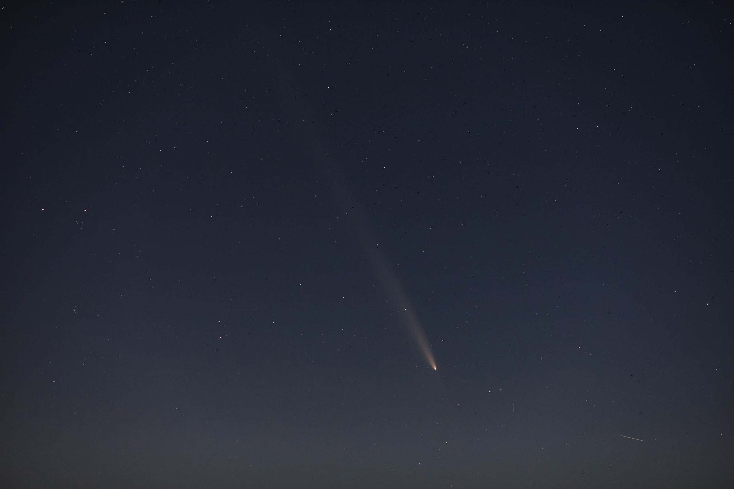 Комета C/2023 A3 Цзыцзиньшань (Tsuchinshan) — ATLAS на ночном звёздном небе в северном полушарии