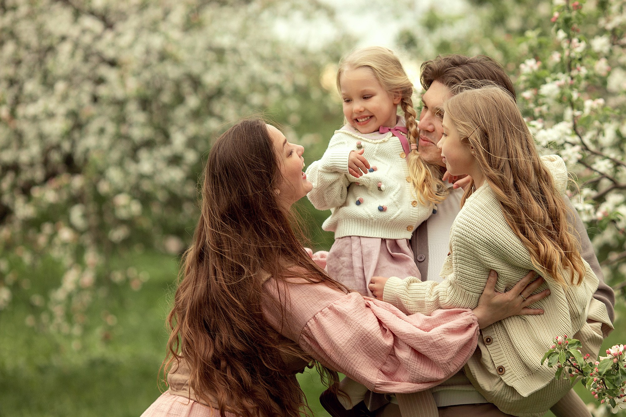 Искренняя семейная фотоистория в цветущем саду. Tatyana Nadezhdina Family photographer