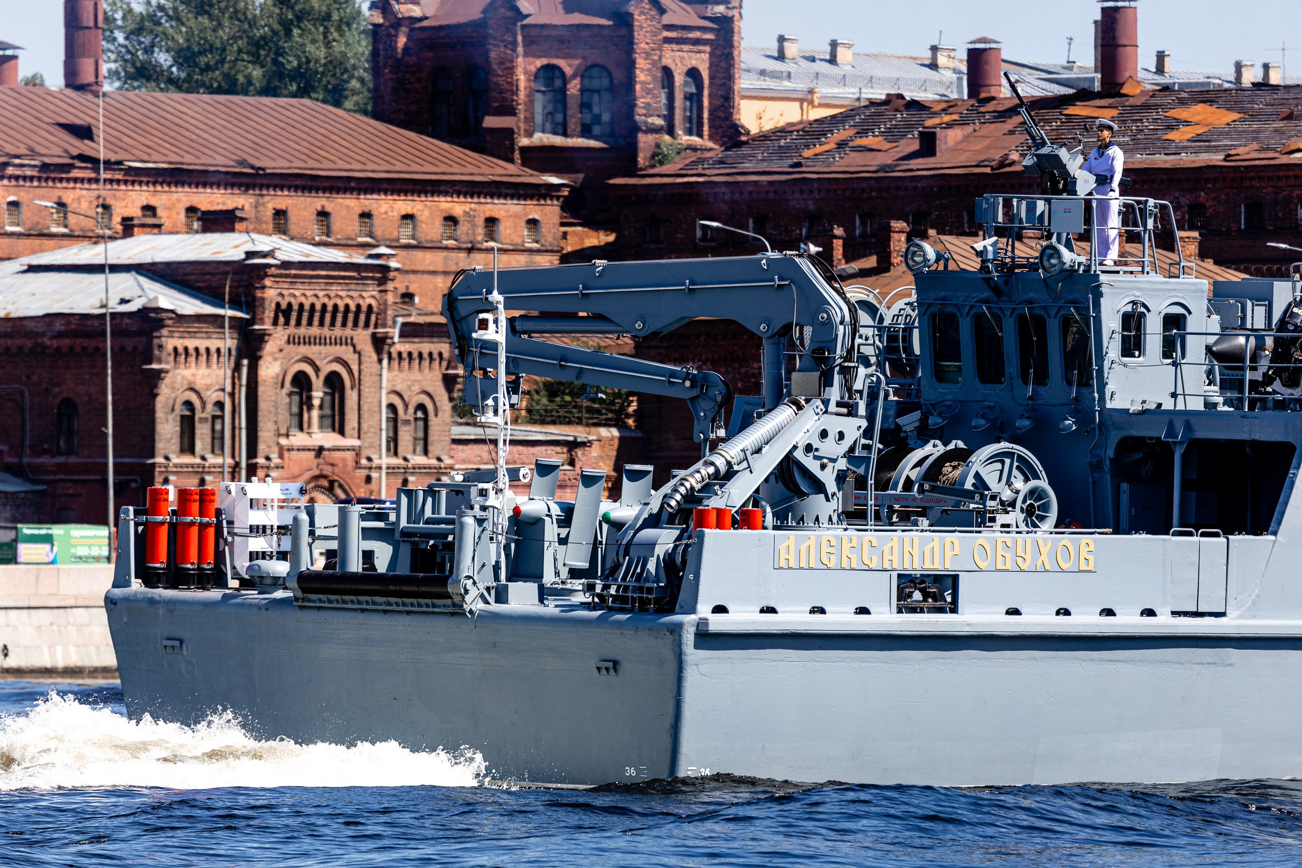 Современный тральщик «Александр Обухов» на параде кораблей на День ВМФ России 2024 в СПБ