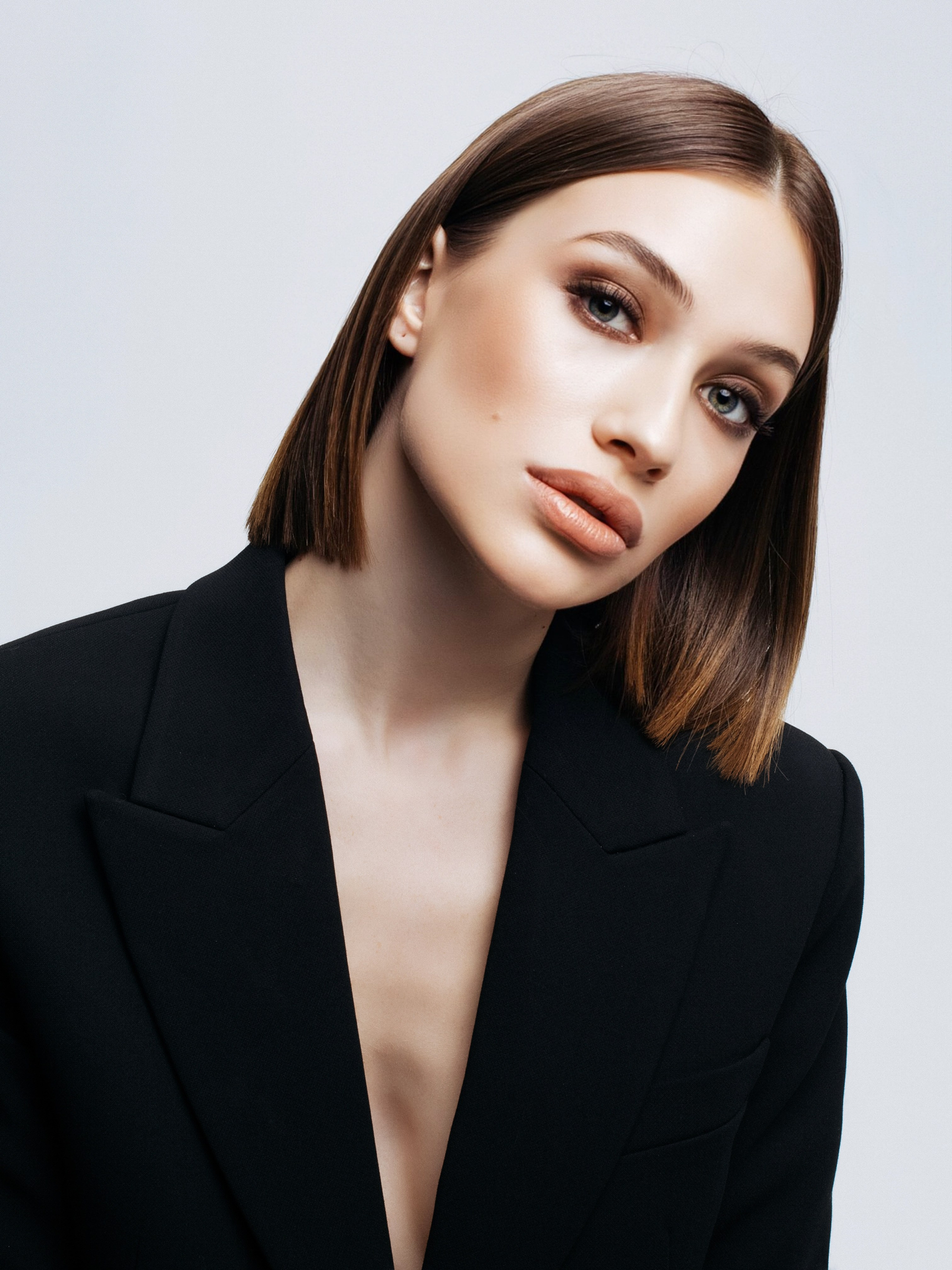 Бьюти портрет девушки в черном