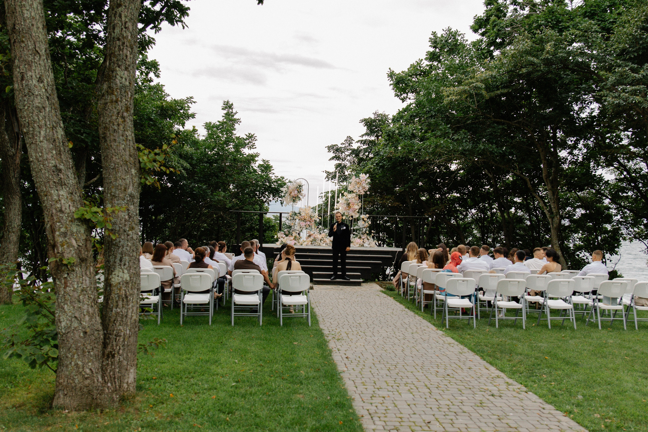 Я создаю профессиональные фотографии, которые сохраняют эмоции, детали и атмосферу вашего праздника. Свадебный фотограф во Владивостоке