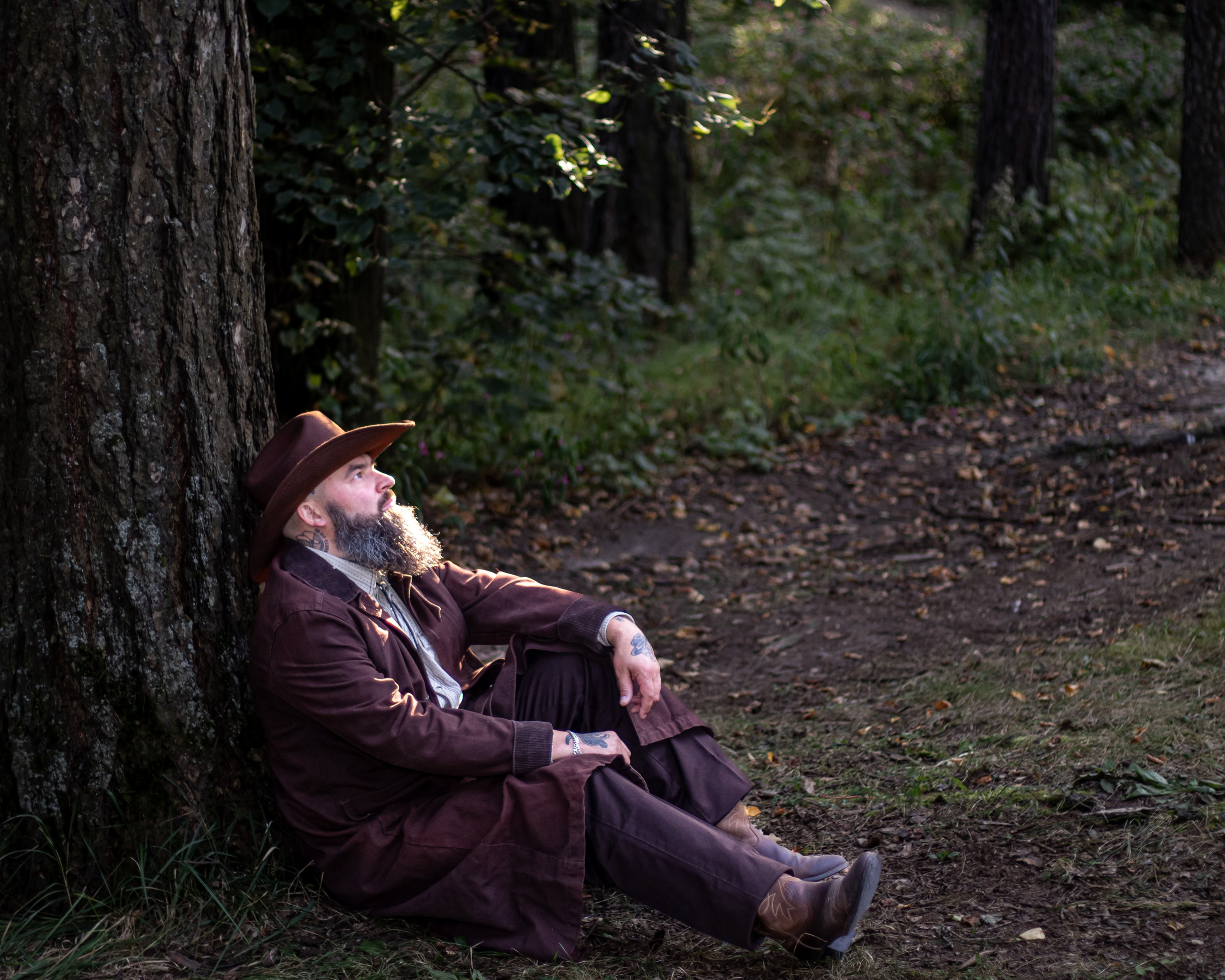 Мужчина в стиле вестерн в лесу — фотограф Карасёва Елена