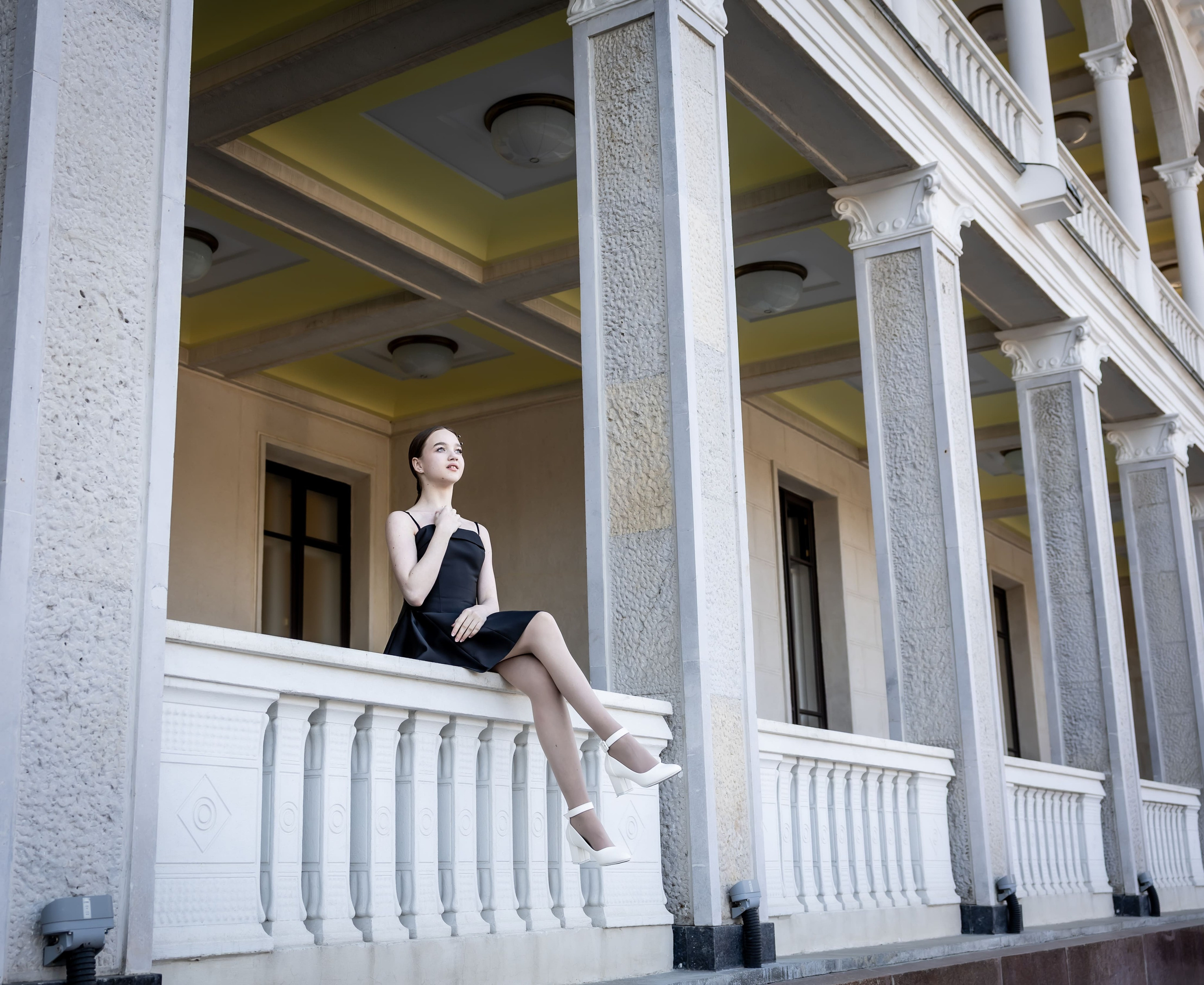 портрет девушки на фоне архитектуры Москва