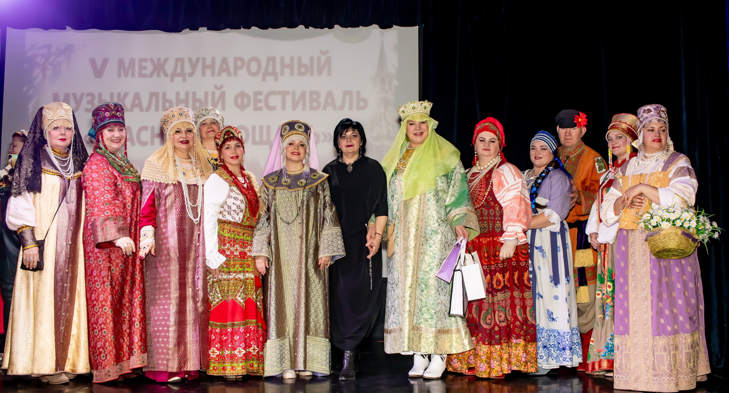 Творческий коллектив в национальных костюмах на сцене фестиваля · фотограф Карасёва Елена