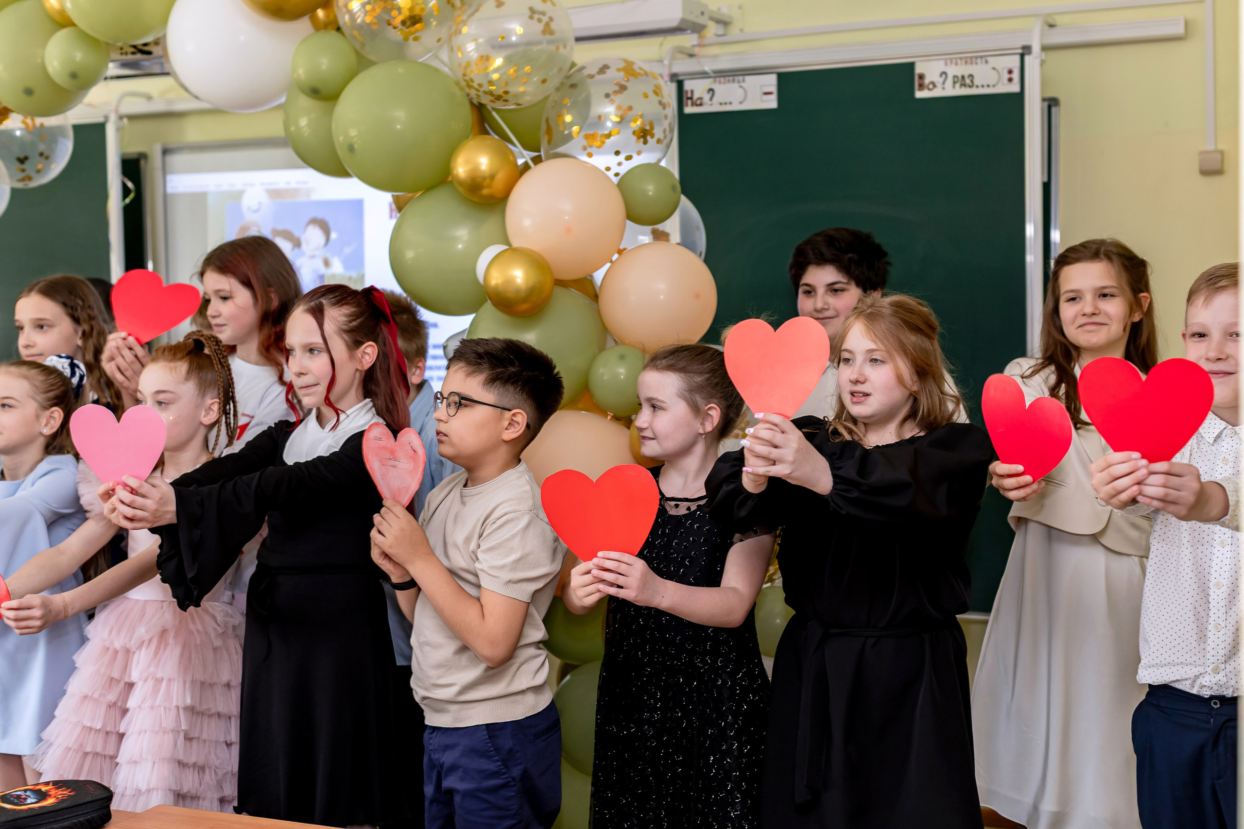 Выпускной в начальной школе в классе. Фотограф и видеограф Москва. Свадебный фотограф, видеограф. Выпускные альбомы. Оживающие альбомы
