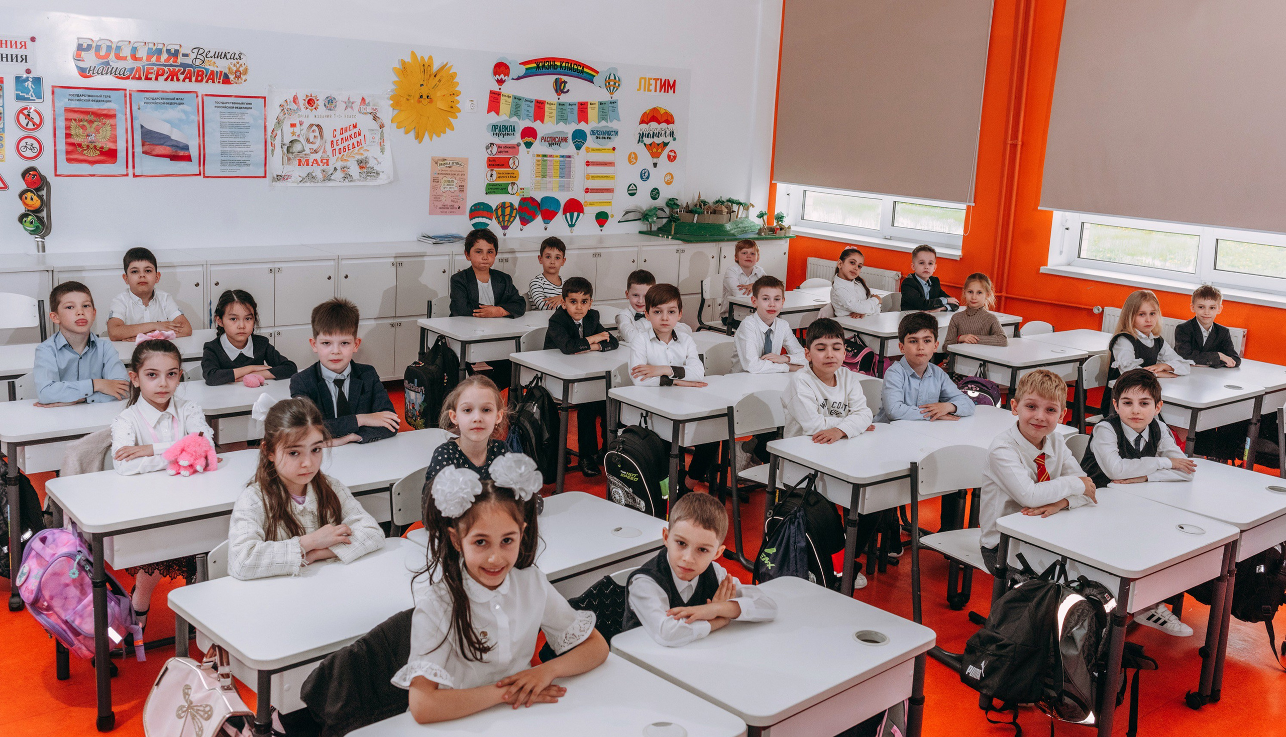 Выпускной альбом 1 класса — фотосессия в школе, деликатная ретушь и дизайн в Москве. MILATE — выпускные альбомы, фотосессии и видео в Москве