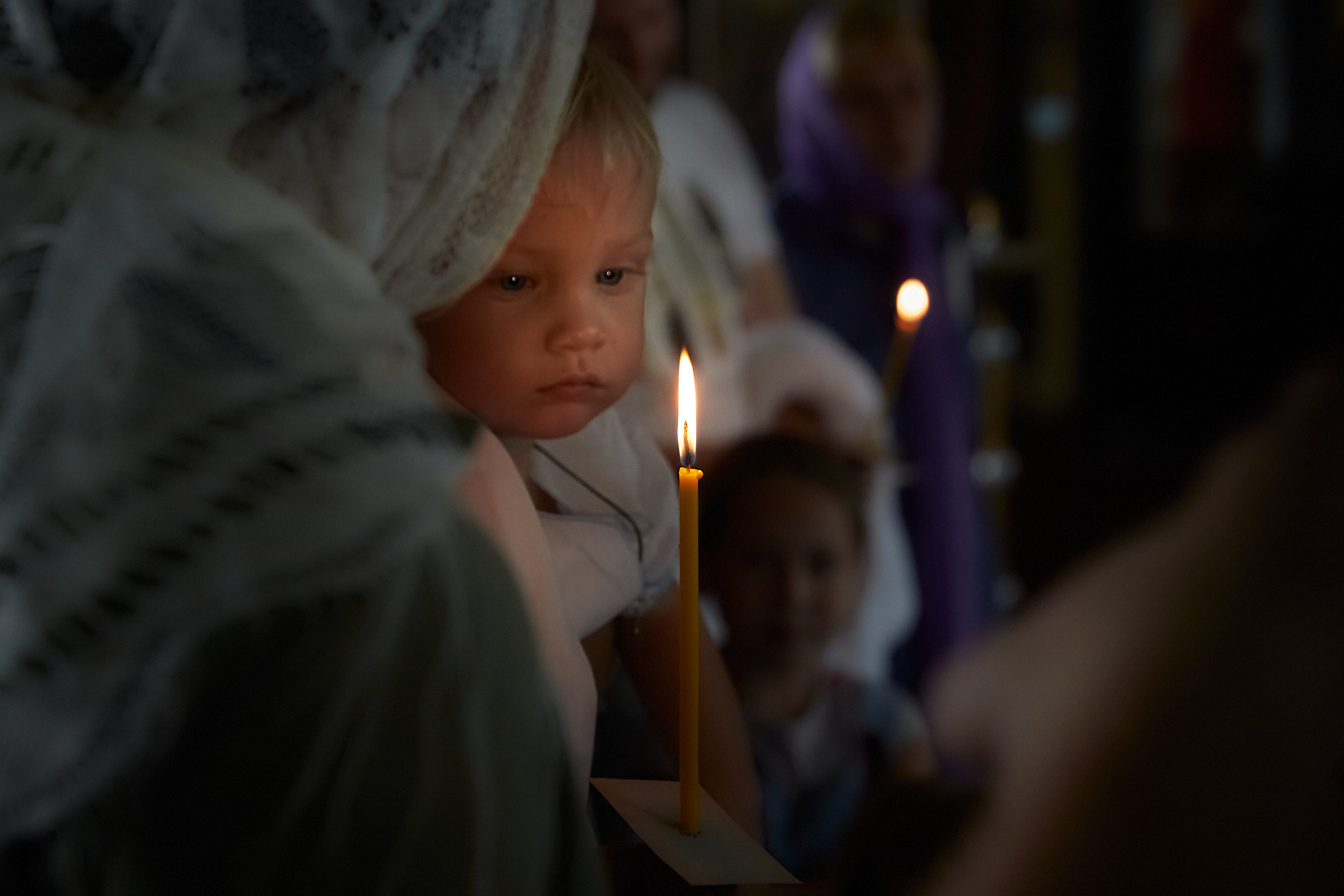 Таинство крещения. Фото от профессионального портретного фотографа в Екатеринбурге Евгения Карася