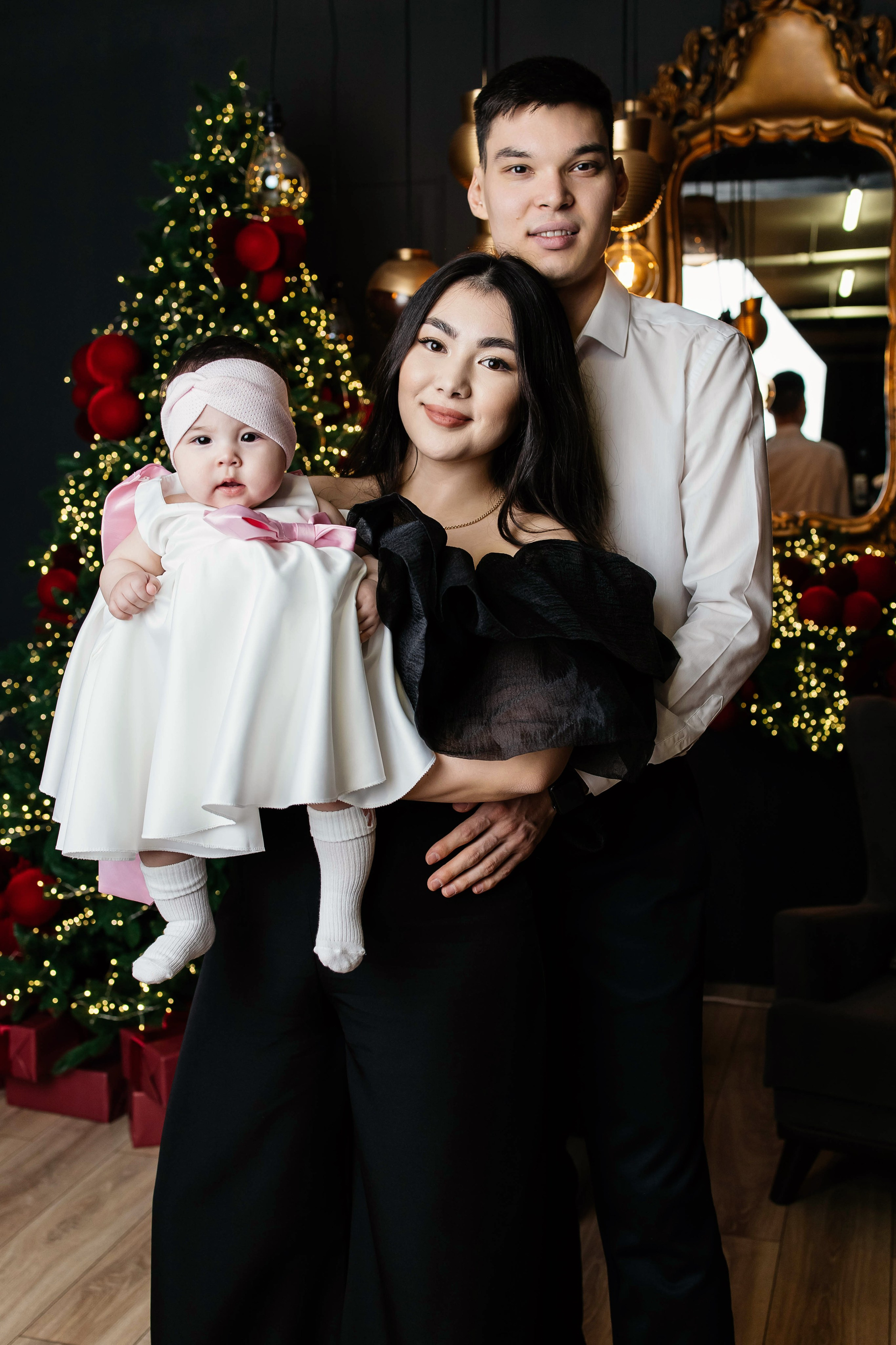 Семейная фотосессия Адия и Куан НГ 2026. Женский фотограф в Оренбурге Ирина Заводчикова