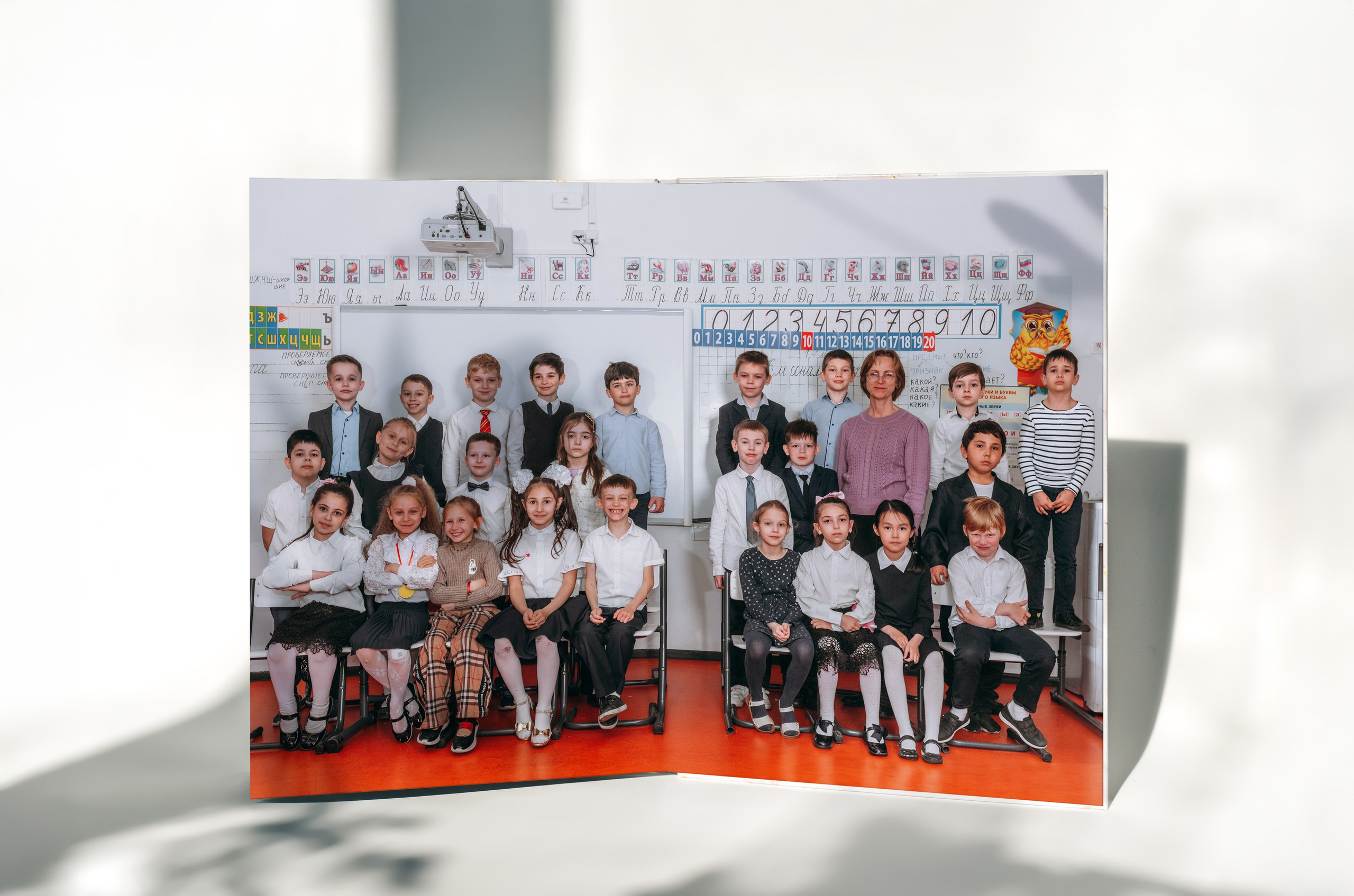 Выпускной альбом 1 класса — фотосессия в школе, деликатная ретушь и дизайн в Москве. MILATE — выпускные альбомы, фотосессии и видео в Москве