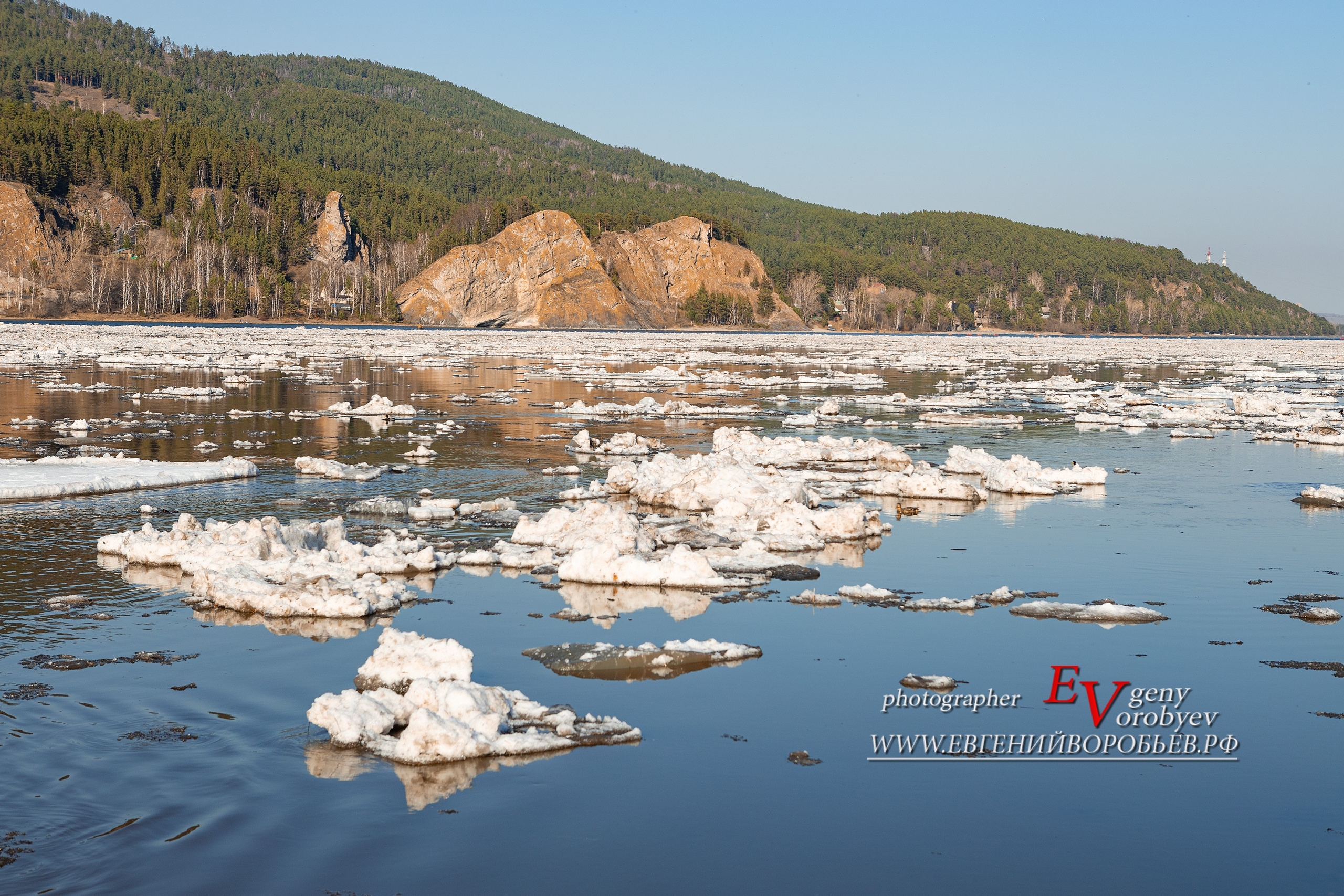 Ледоход на Енисее село Овсянка скала Голубка Караульный бык фото путешествие индивидуальные Экскурсии Красноярск