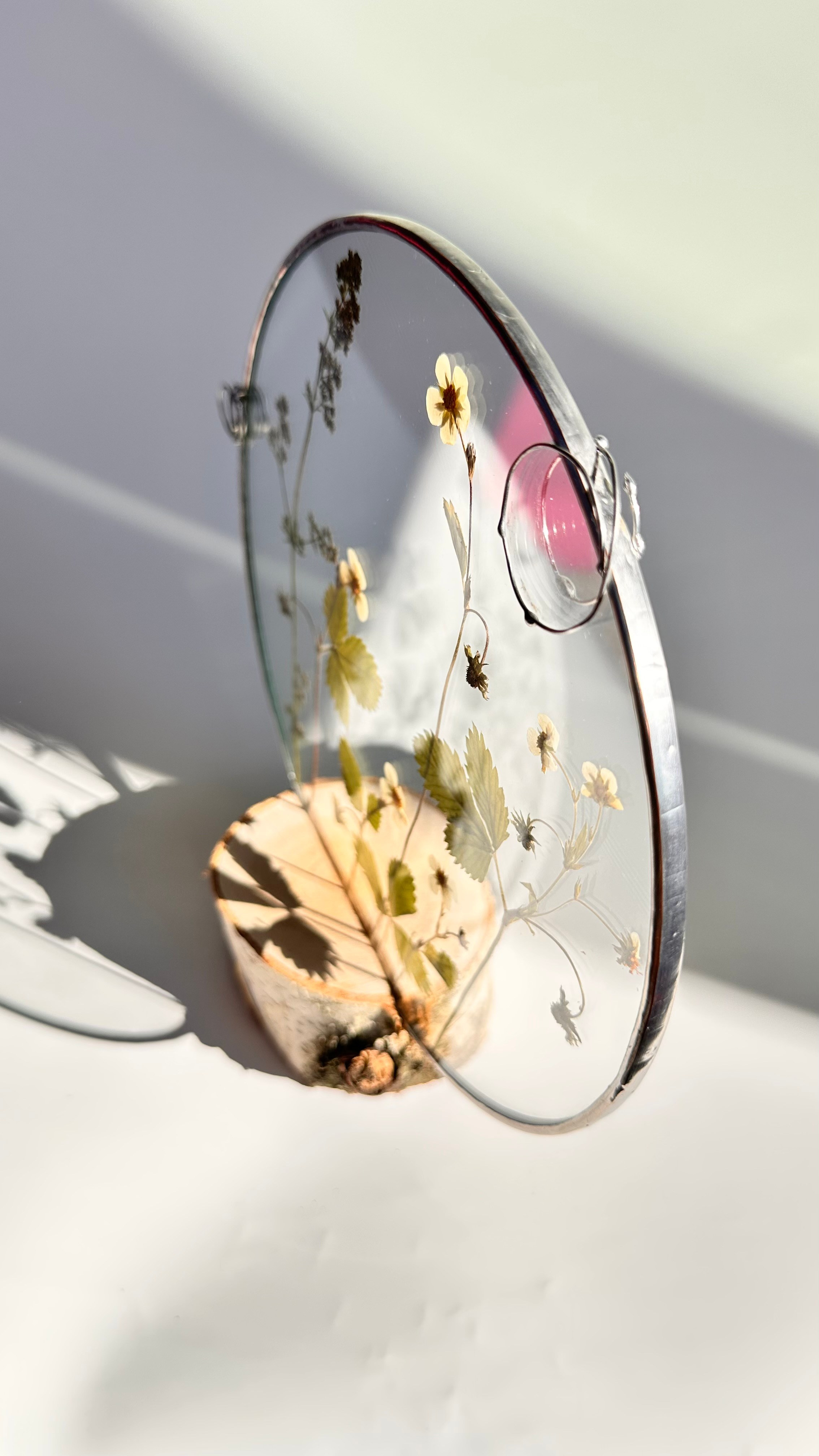 Земляника Круг 20 см. Оформляю пространства. Витражи с сухоцветами в технике Тиффани