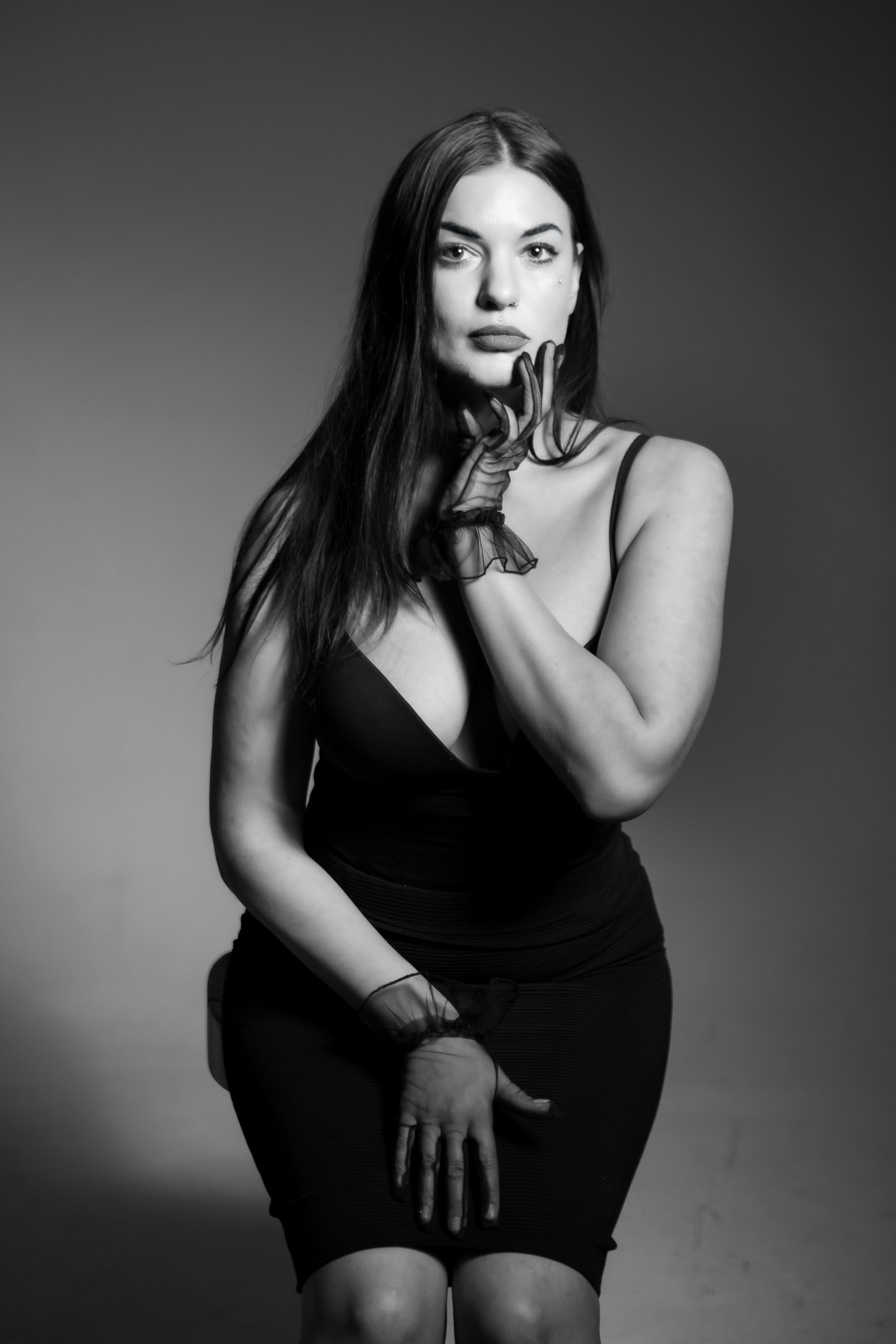 Девушка в черном жакете и коротком платье, пиджаке в студии, черно-белое фото, профессиональная фотосессия на циклораме на белом, черном фоне. Фотограф в Москве. Женский портрет на белом фоне.Женский портрет на черном фоне. Черно-белая фотография. Фотосессия чб. Фотограф Валентина Чемерилова