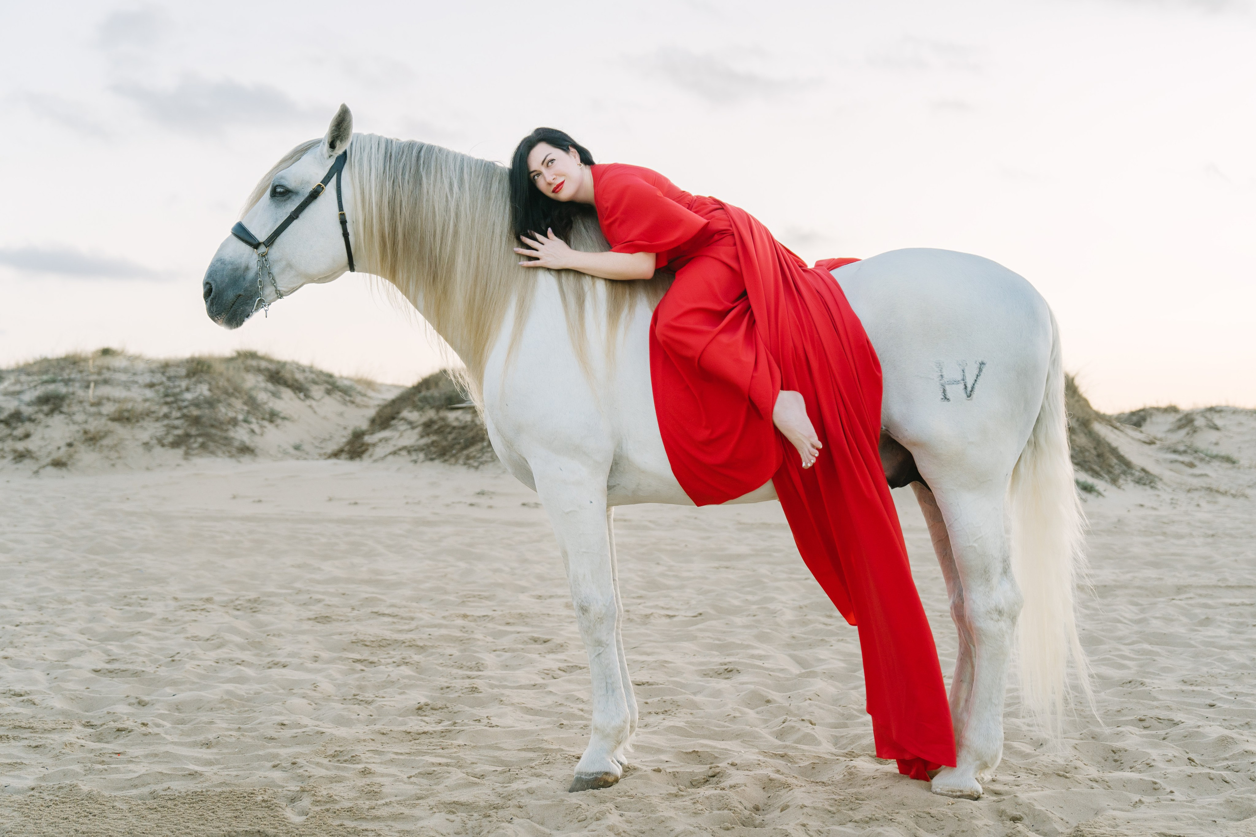 фото девушки в длинном красном платье на лошади Бенидорм