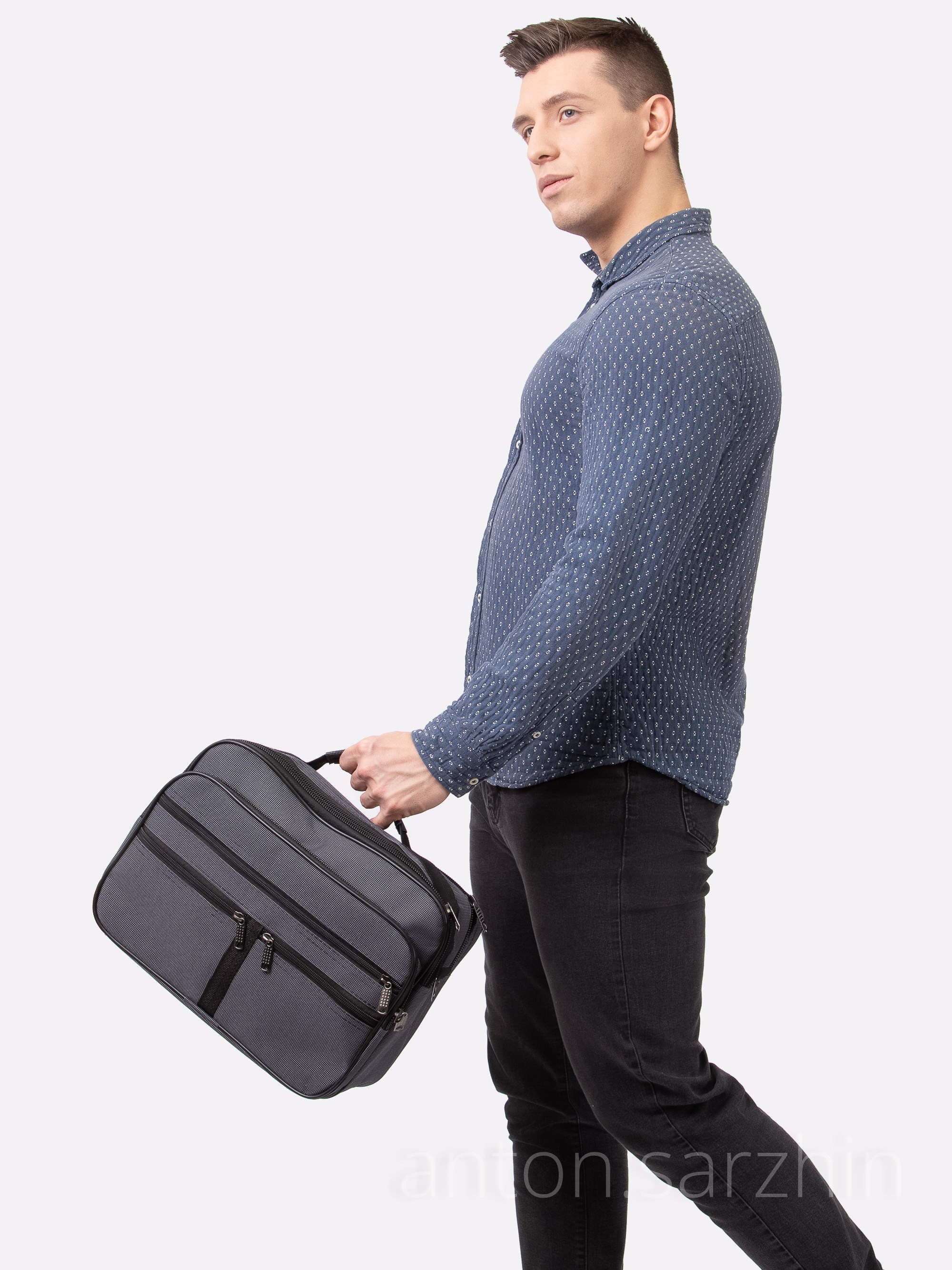 Съемка мужского портфеля на модели