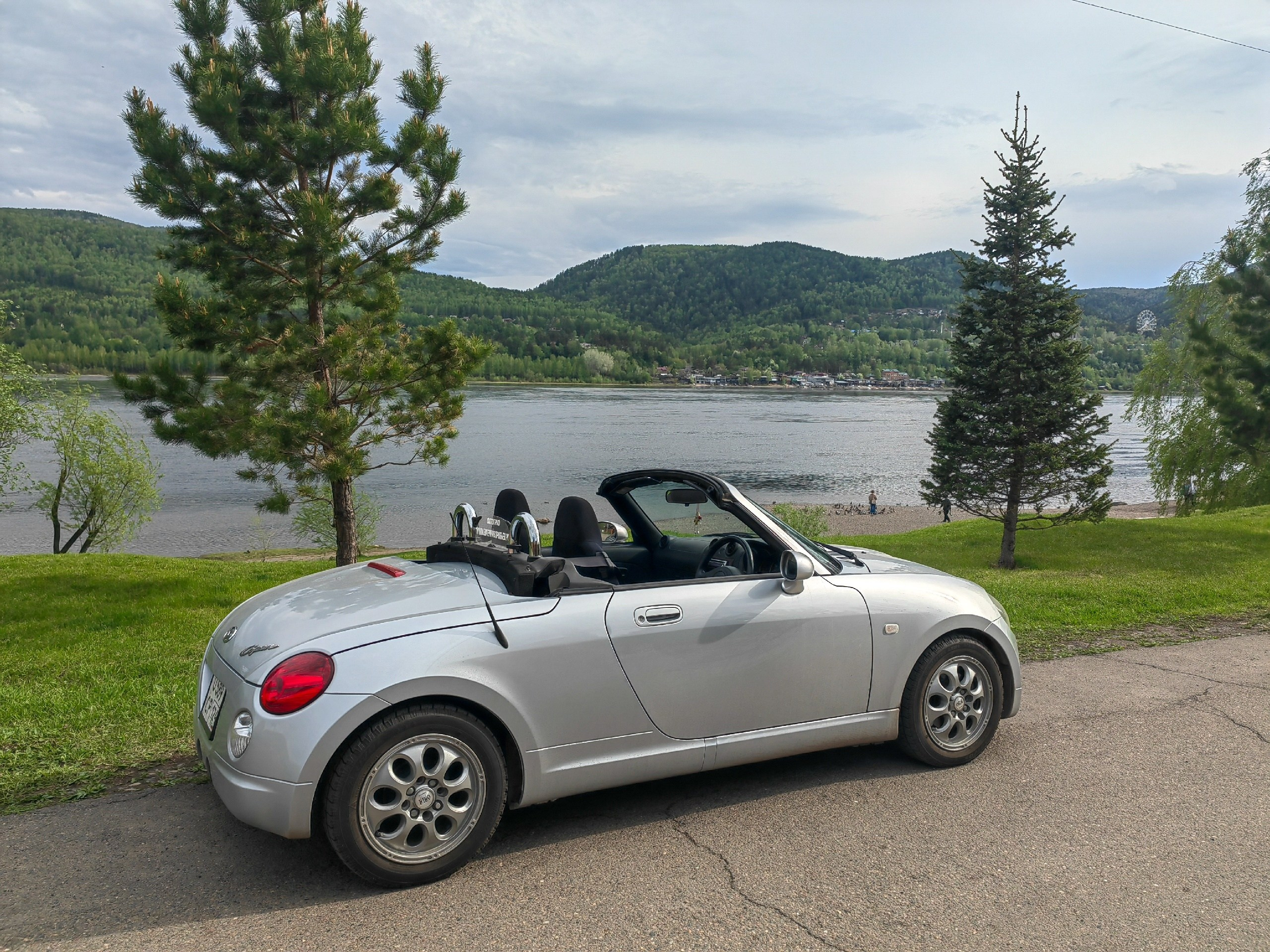красивый стильный продам кабриолет Daihatsu Copen в Красноярске имиджевый автомобиль для девушки и мужчины классический родстер со спортивным характером купить кабриолет в Сибири металлическая крыша складывается надёжная тойота купить автомобиль фотосессия фотограф в Красноярске покататься аренда прокат