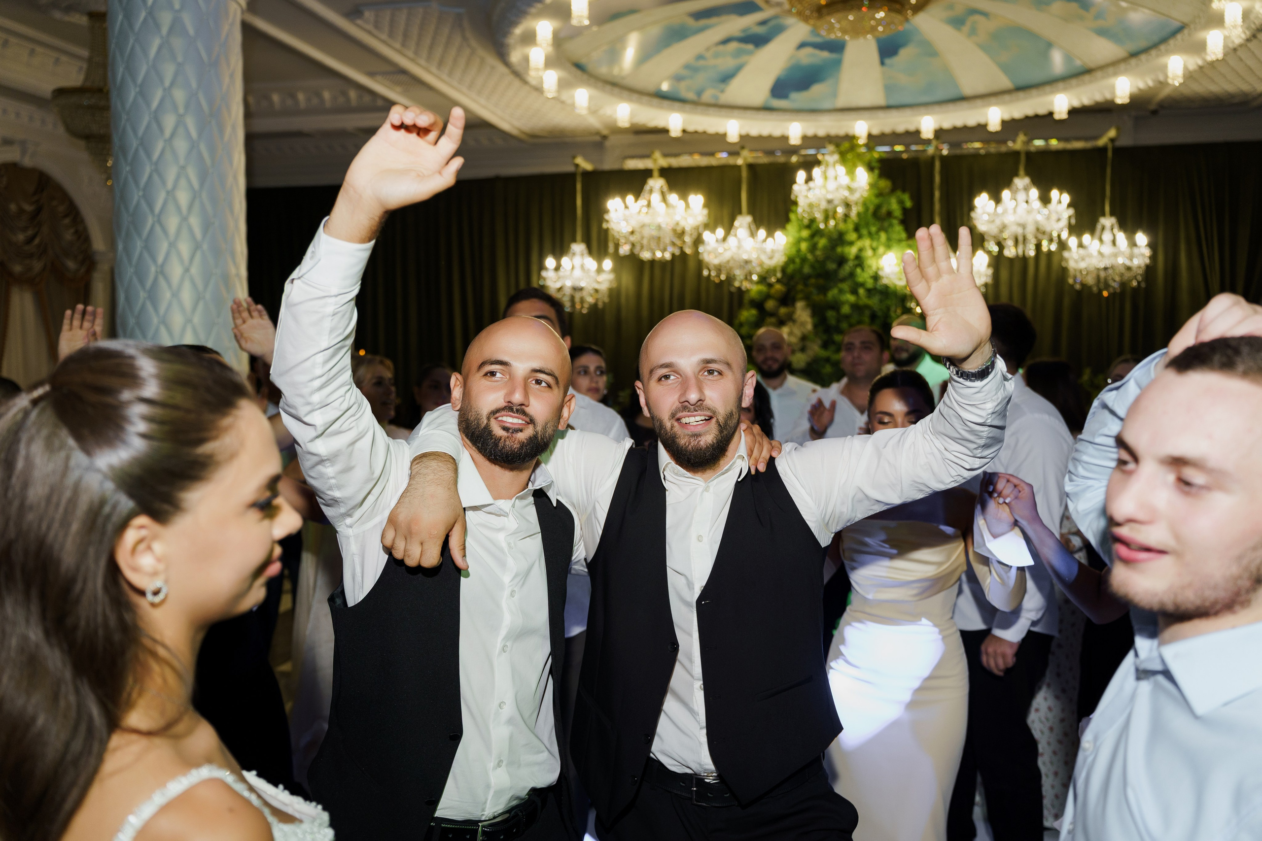 Сватовство в Краснодаре от лучших свадебных фотографов и операторов ТВИНС СТУДИО. ТВИНС СТУДИО — лучшие свадебные фотографы и видеографы в Краснодаре