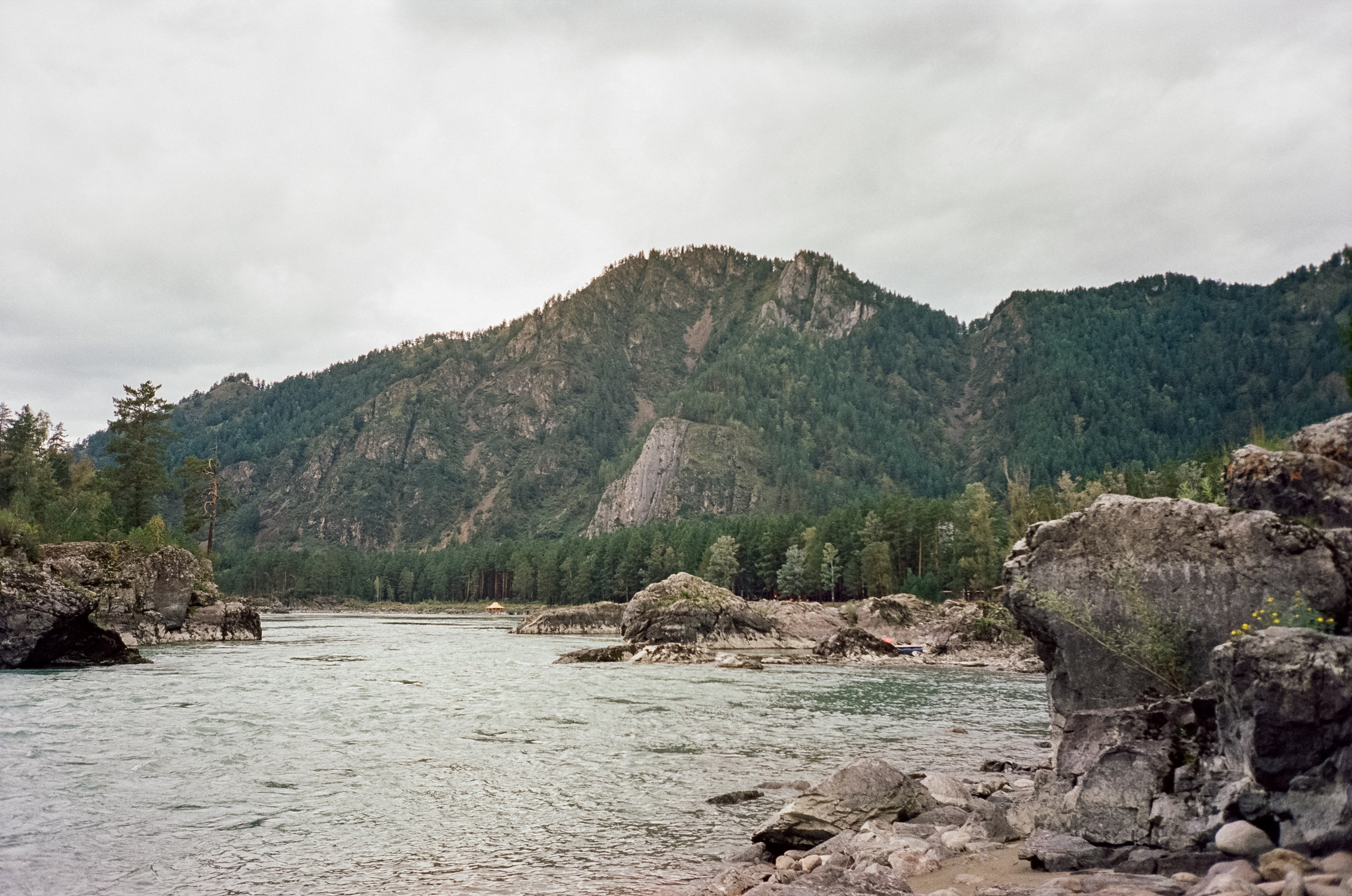 Катунь и скалы. Зубы Дракона в пасмурный день. Фотограф-документалист Мария Осокина