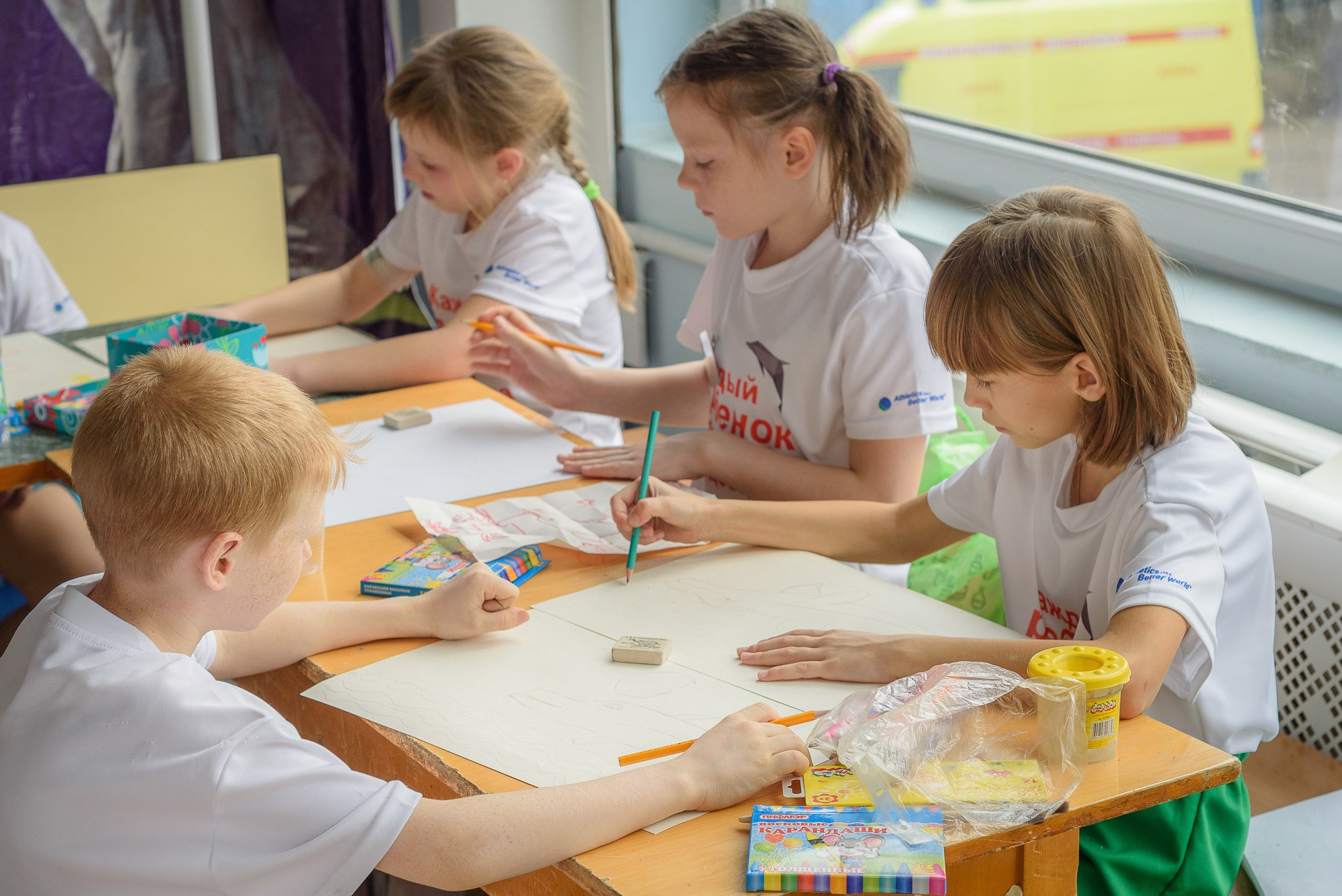 Дети рисуют за столом