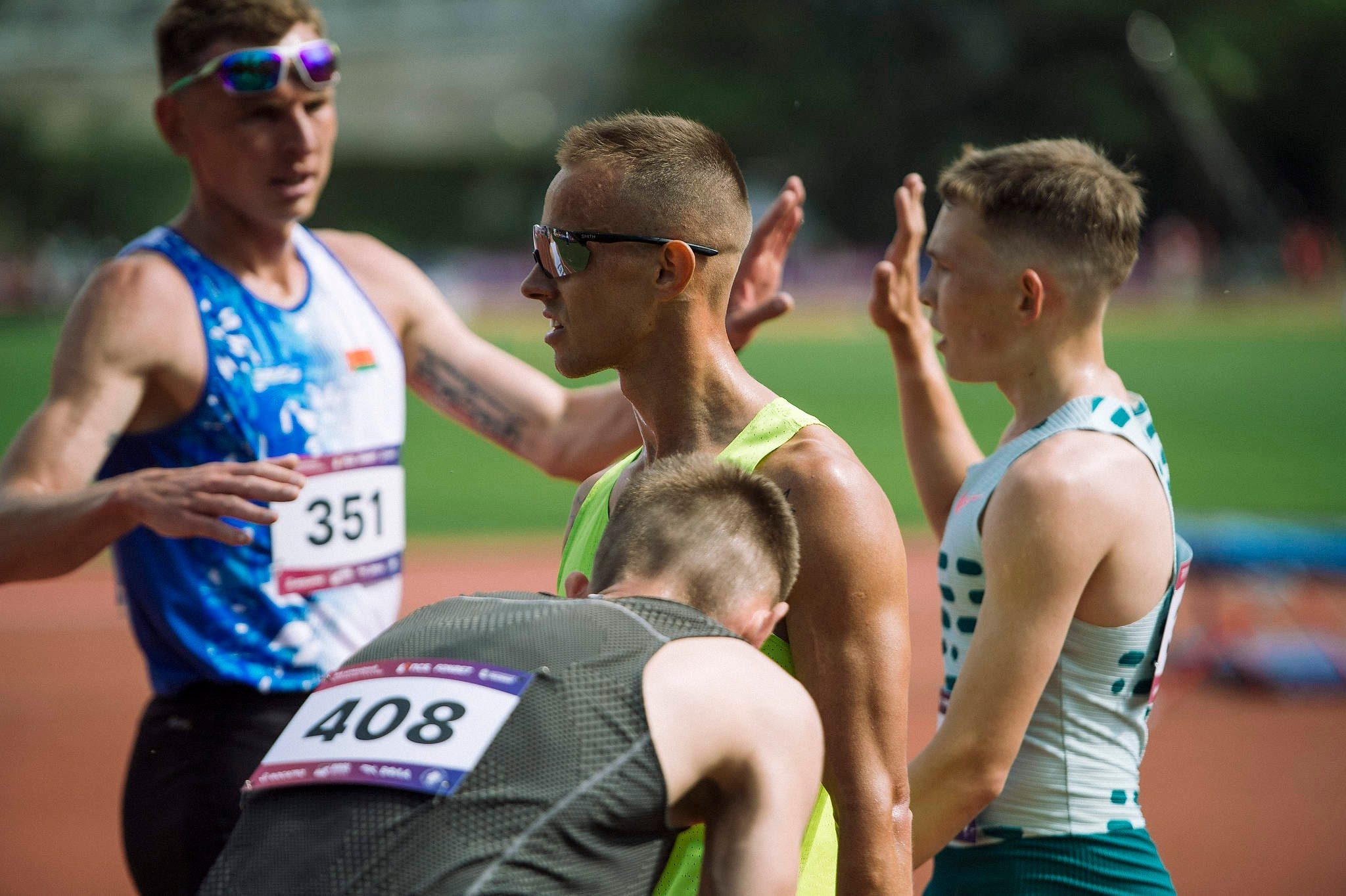 Бегуны на 5000 метров поздравляют друг друга