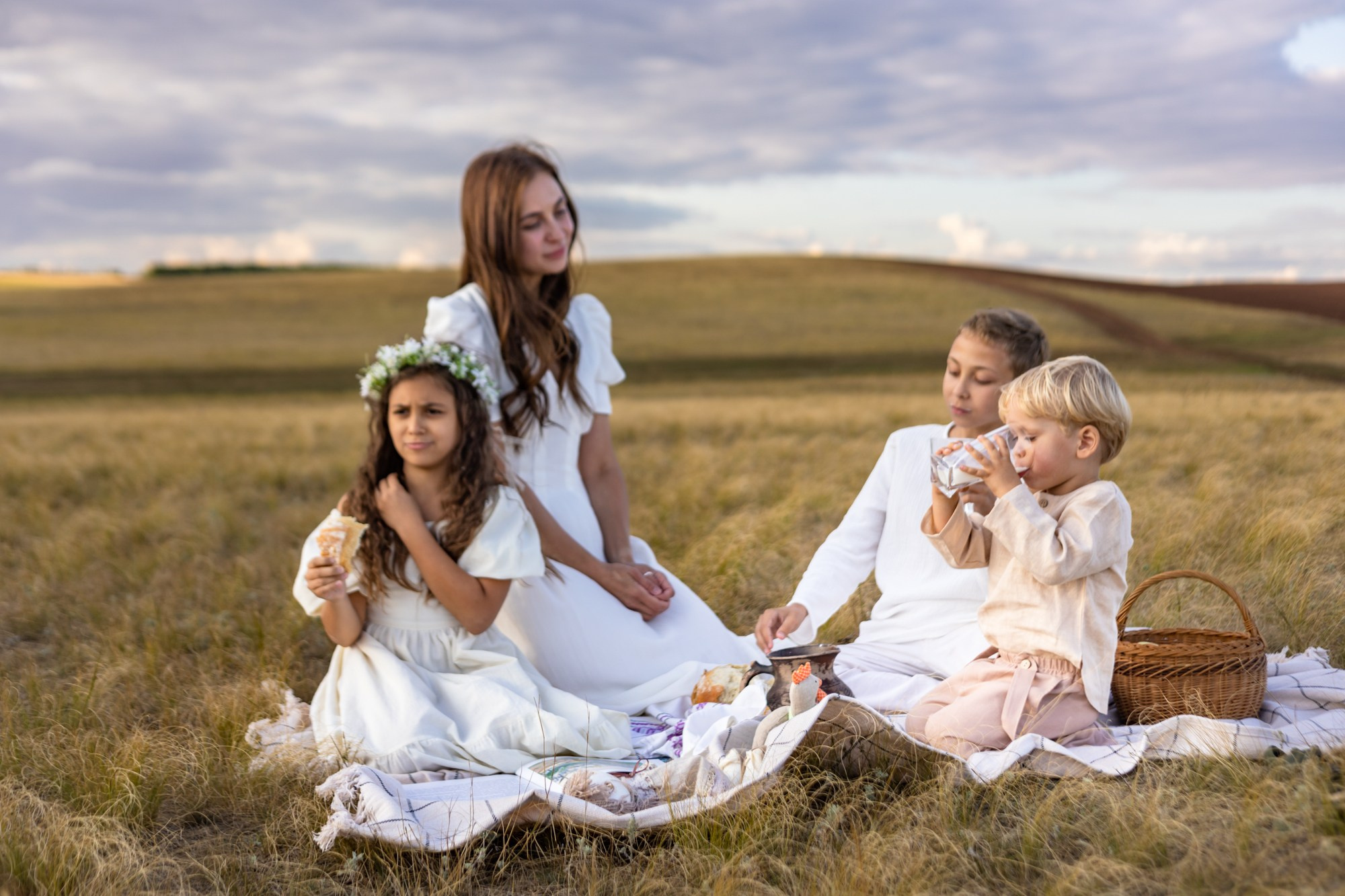 Семейная фотосессия в поле. Фотограф в Оренбурге. Профессиональный фотограф