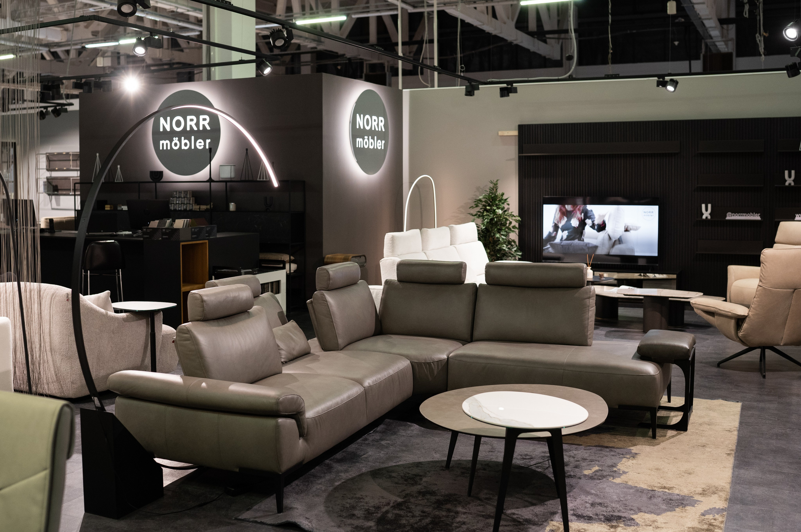 Разработка логотипа, фирменного стиля, создание коллекции мебели и предметов декора, дизайн-проект шоурумов с нуля