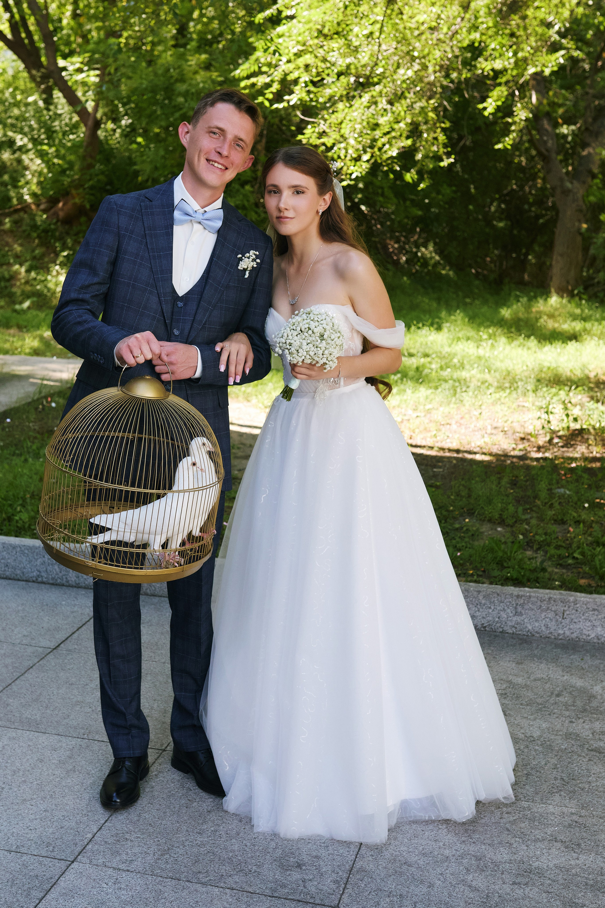 Идея для свадебного фото с голубем в клетке - пример фотосессии в Находке