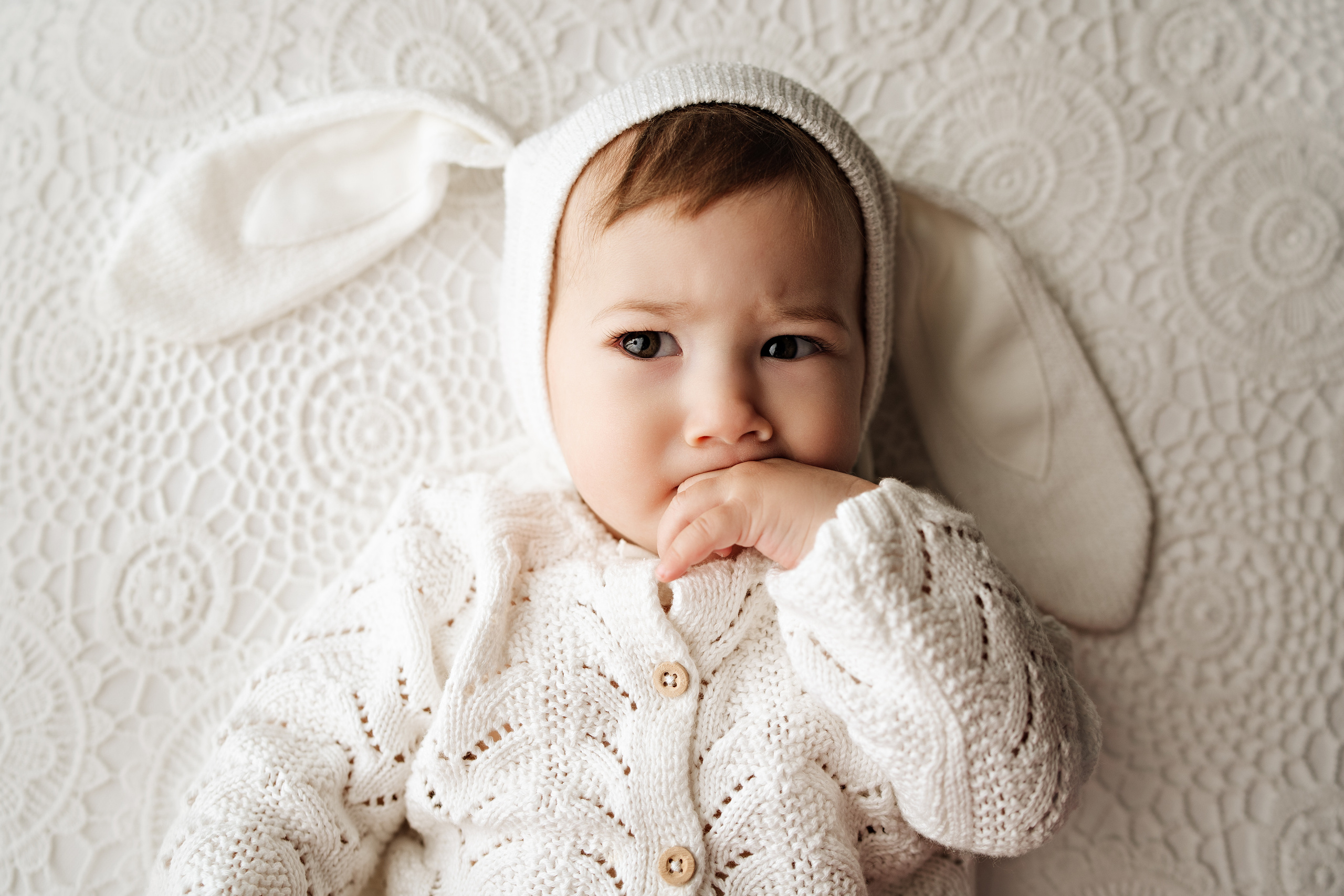 Пальцы во рту. Режутся зубки. Первый зубик.