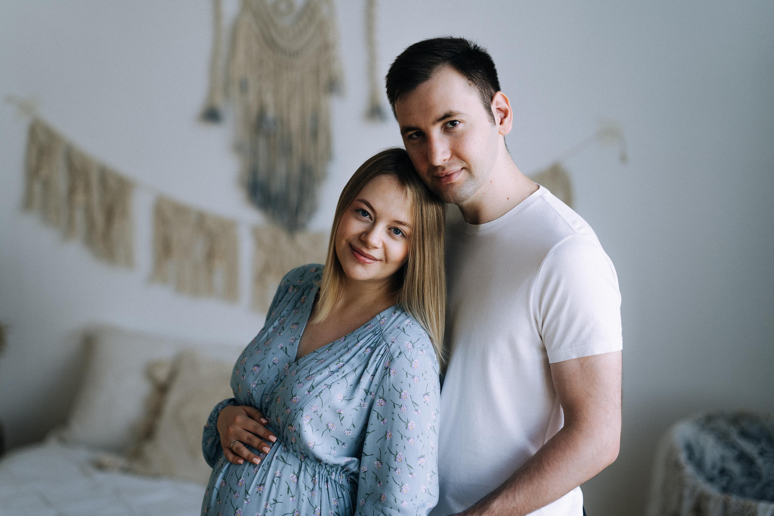 Фотосессия беременности в специализированной студии в Москве.