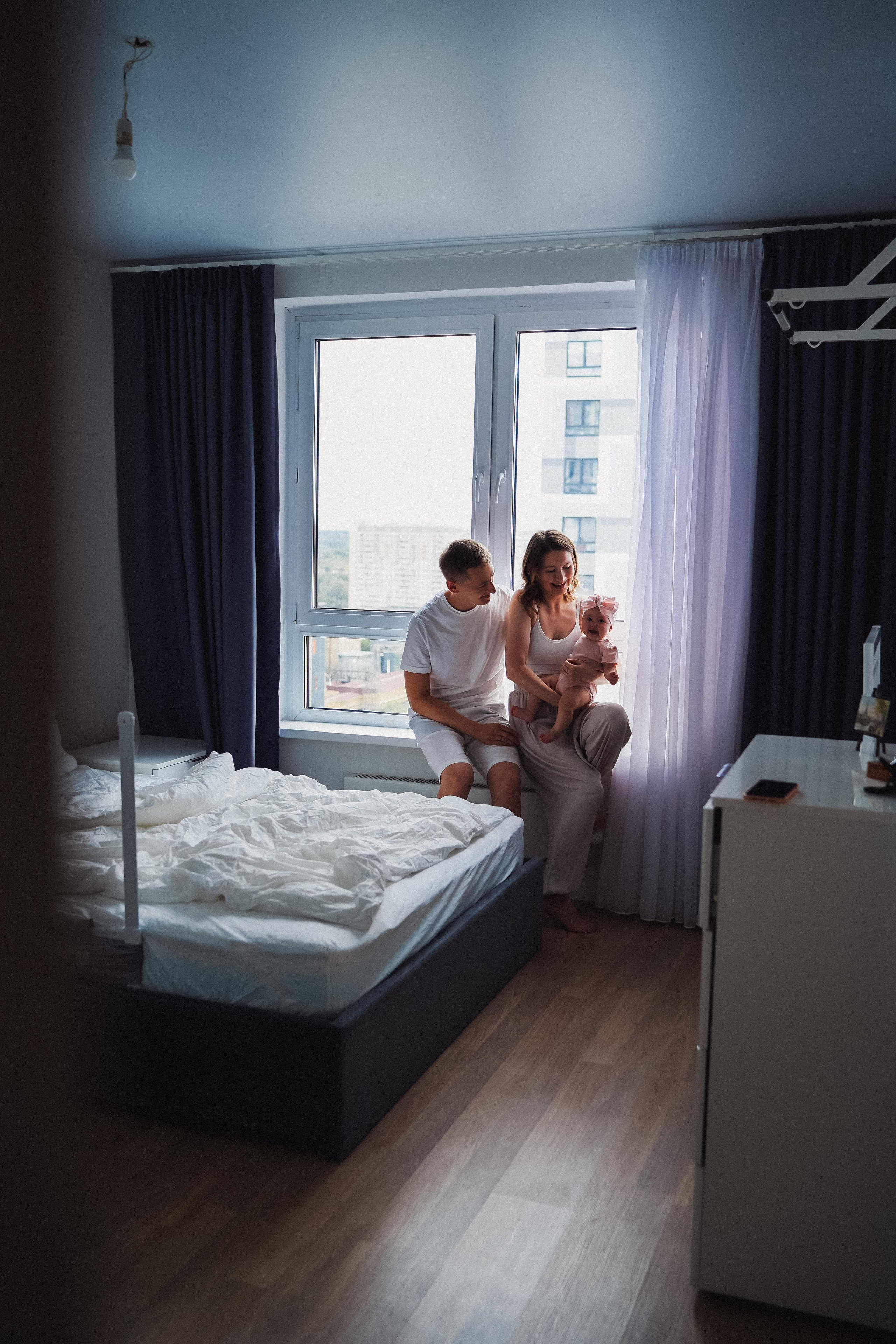 Семейный кадр. Мама, папа и малыш любуются друг другом.