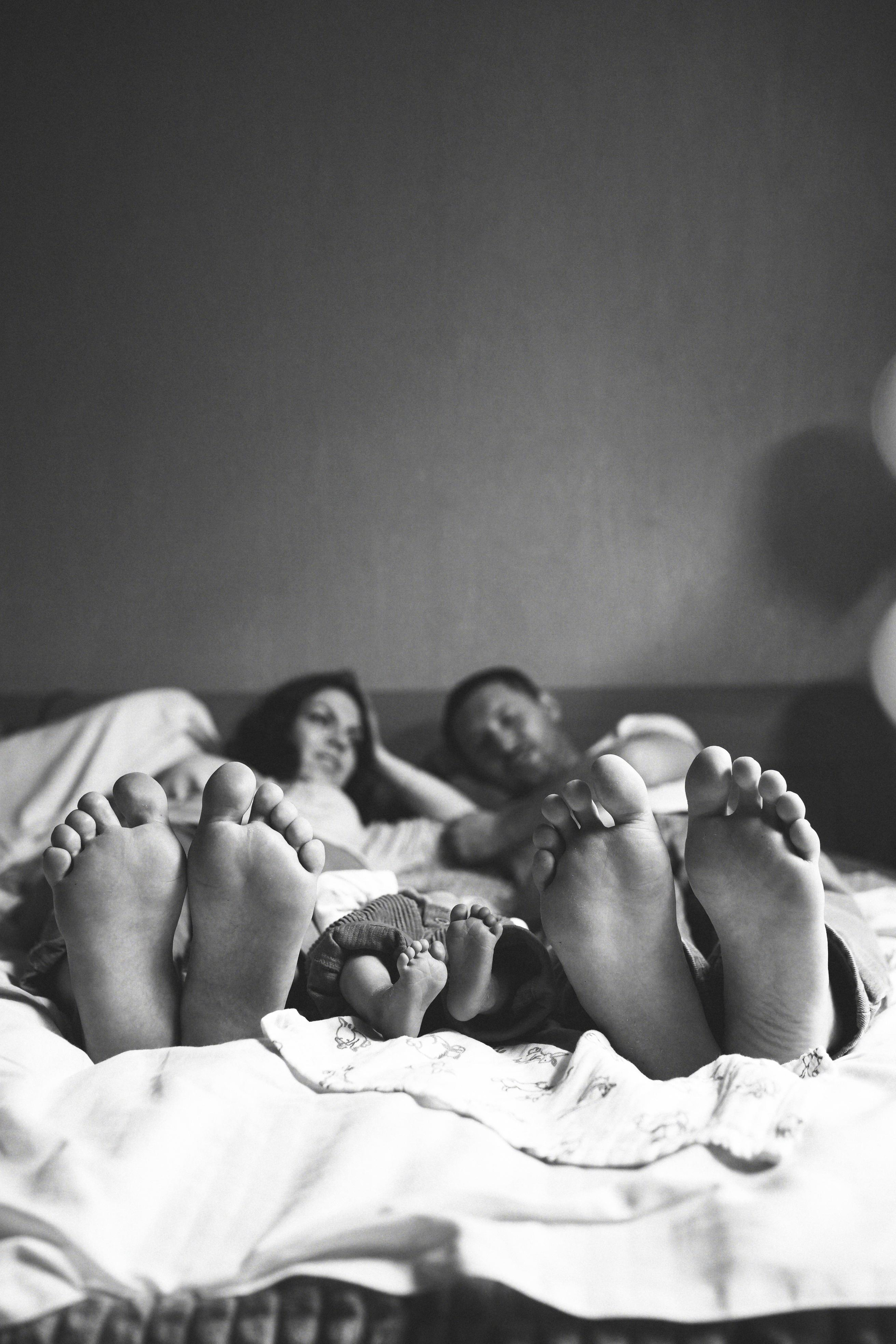 Lifestyle дома. Необычное фото с ногами, стопами. Мама, папа и младенец.