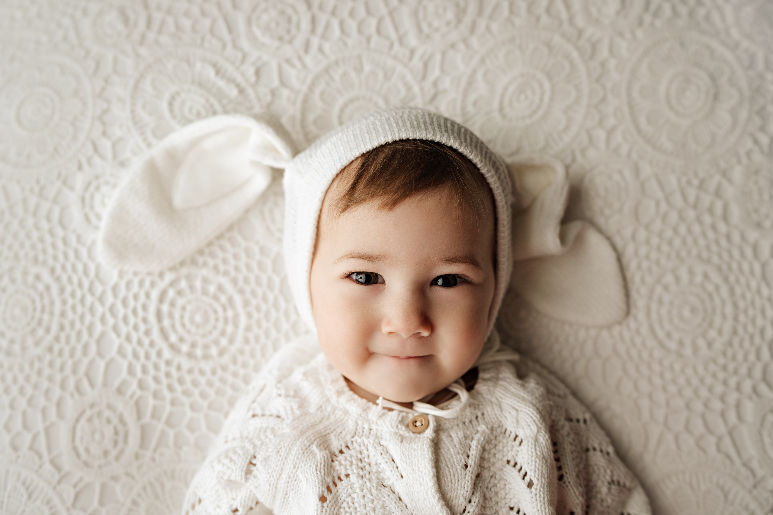 Портрет с белой шапочкой длинными ушками зайчика.