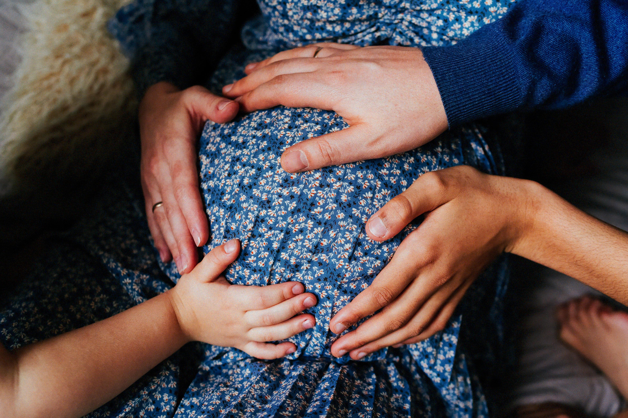 Ладошки обнимают мамин беременный животик